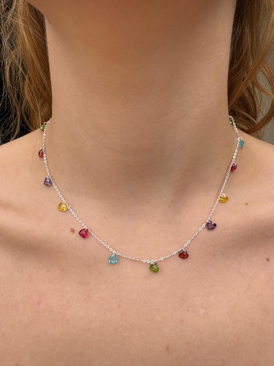 Colar de prata com corações coloridos