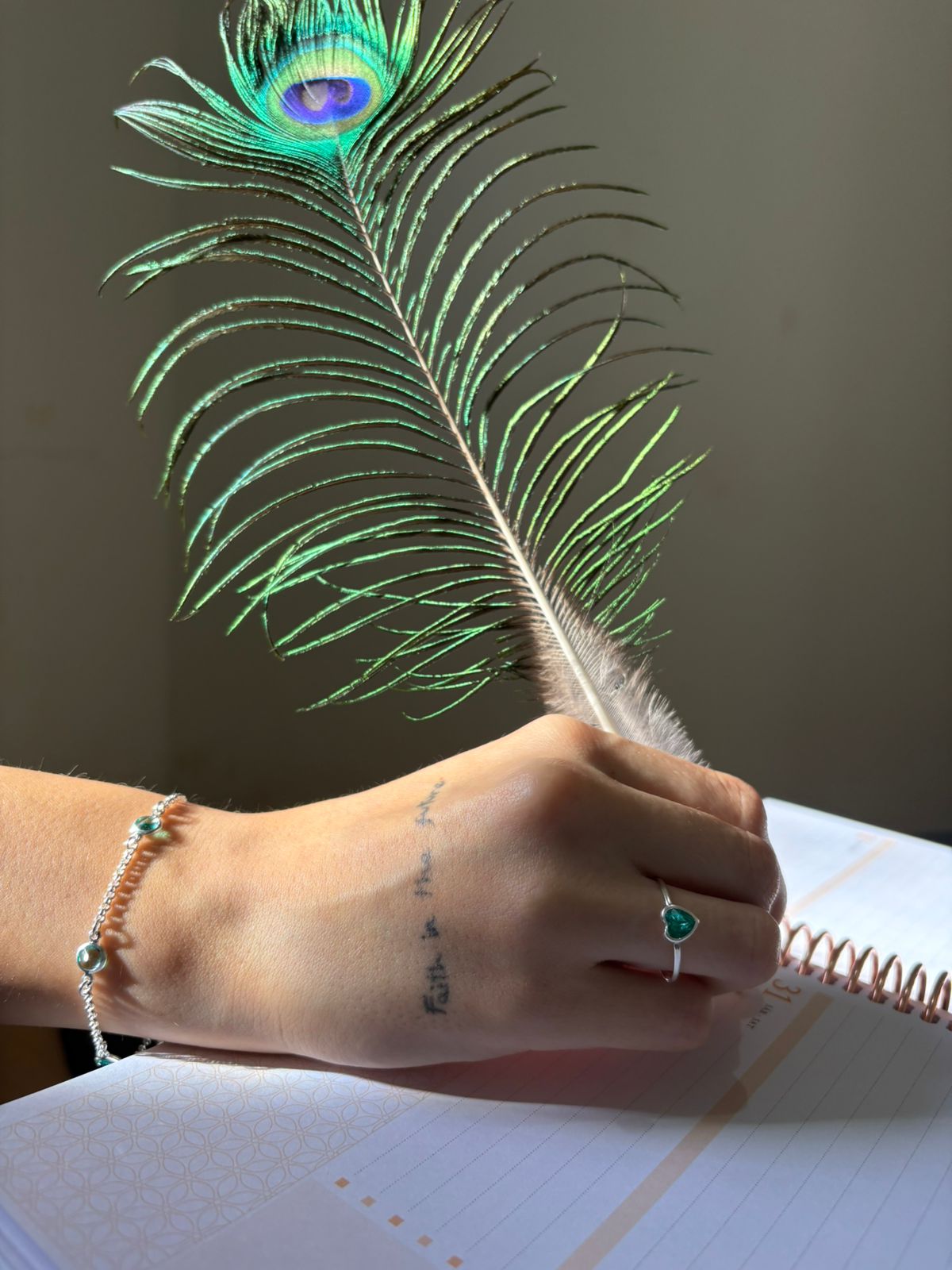 Anel de prata com pedra em coração verde