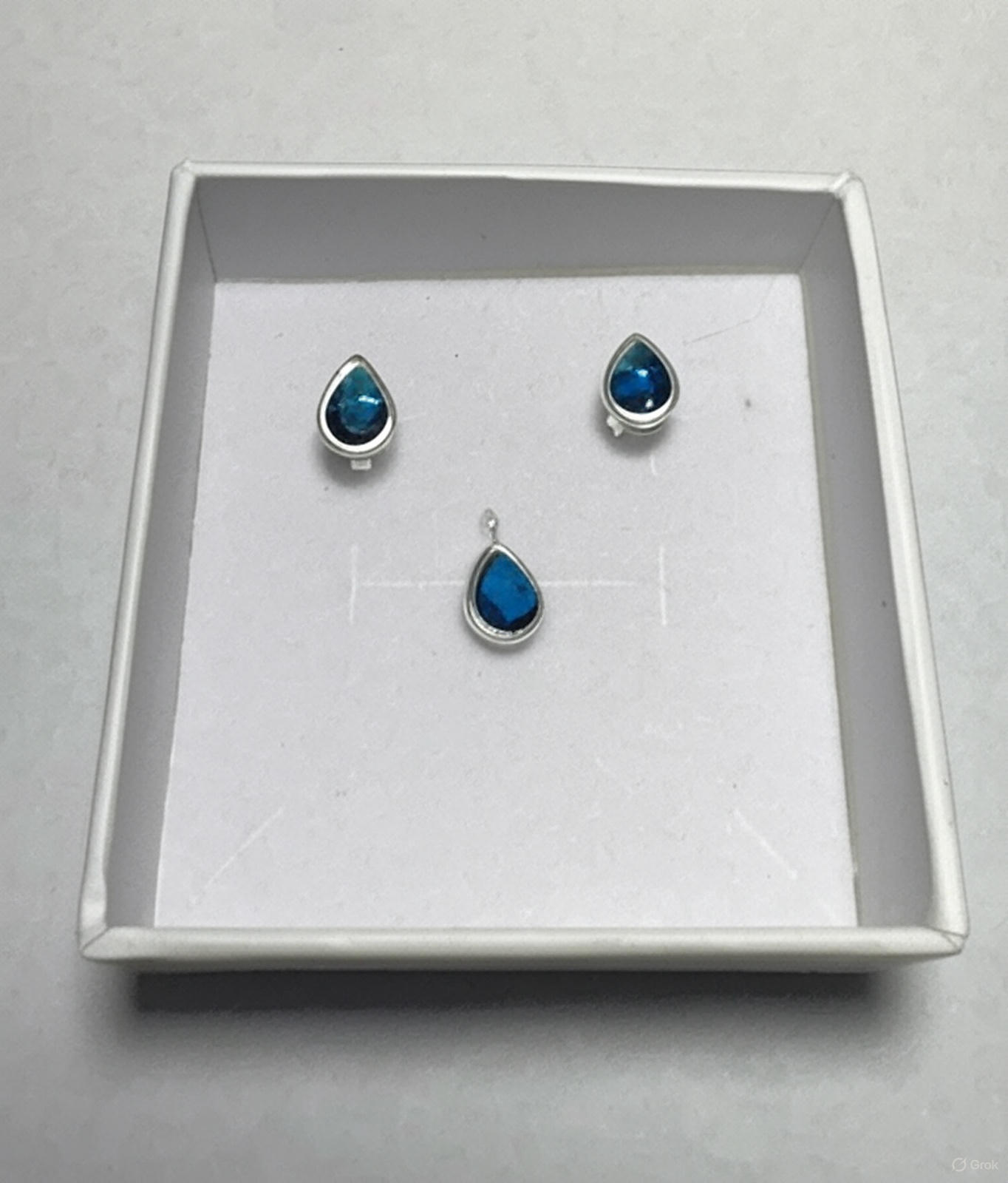 Conjunto gota azul, não acompanha corrente