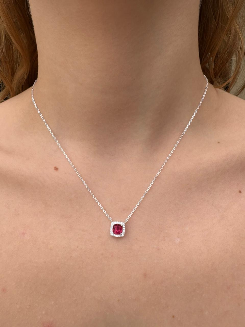 Colar com pingente quadrado de Rubi e cravejado 