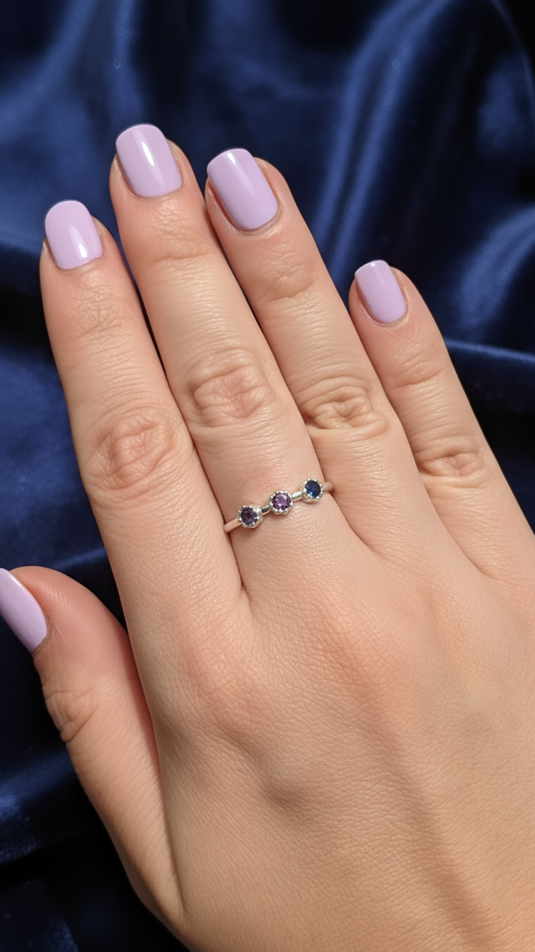 Anel de prata com três pedras em tons azulados