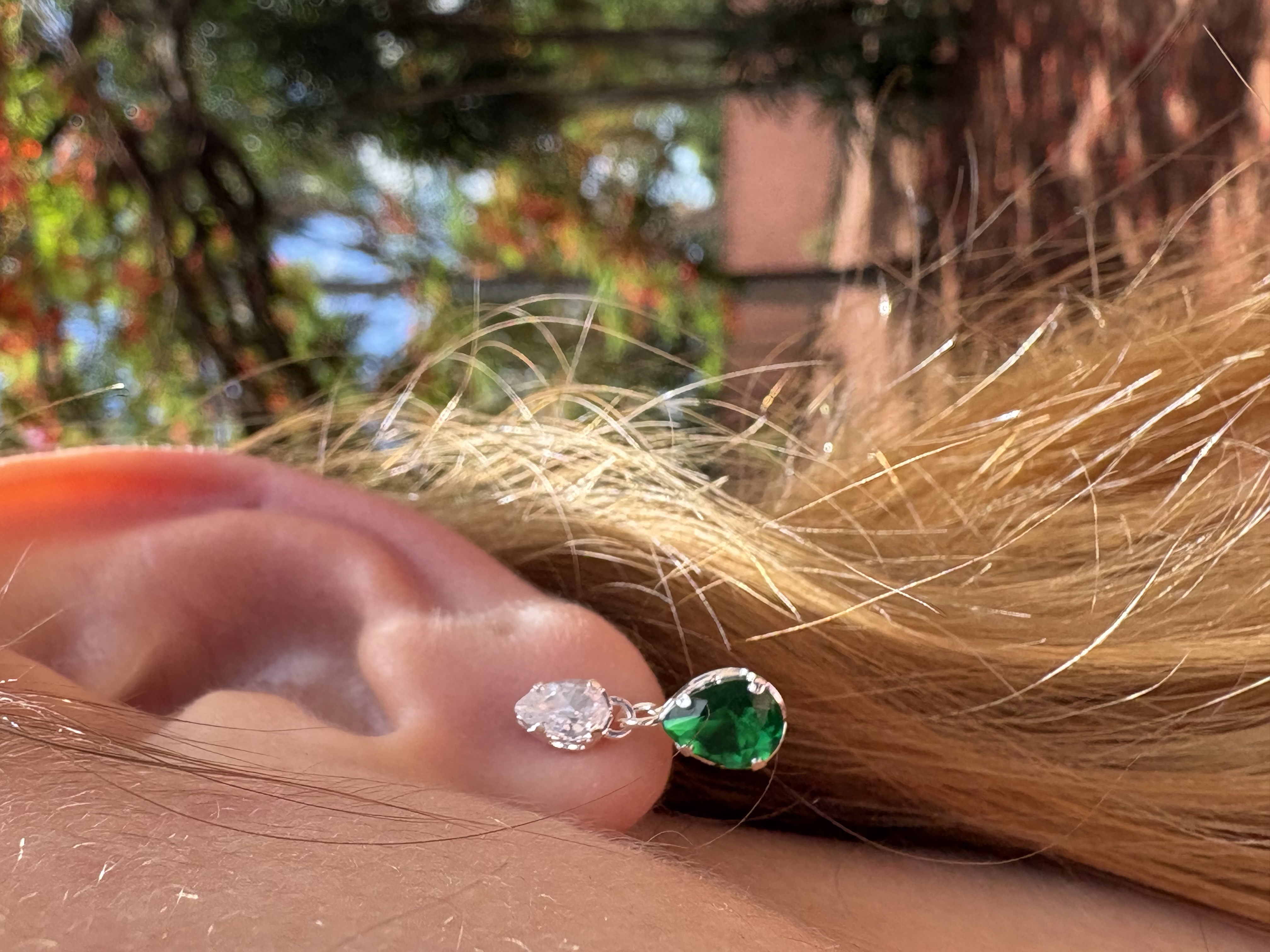 Brinco gota com pedra verde