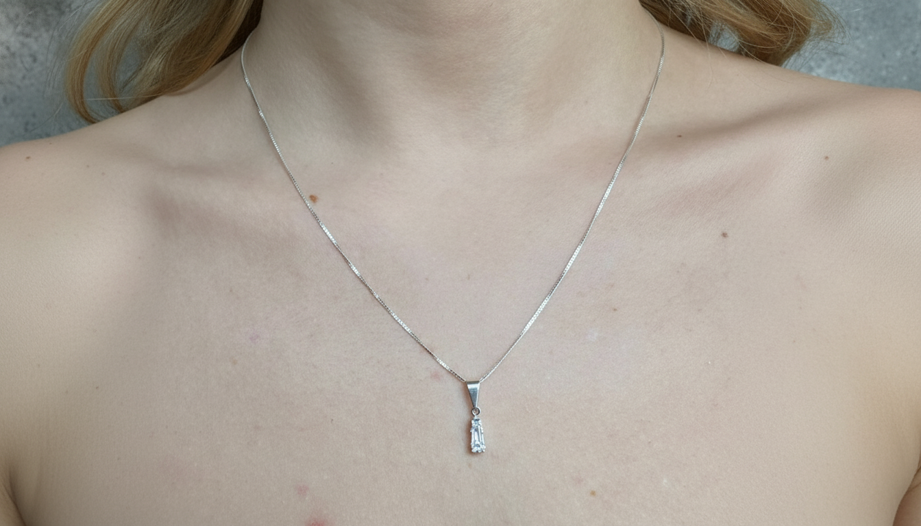 Colar de prata com ponto de luz retangular