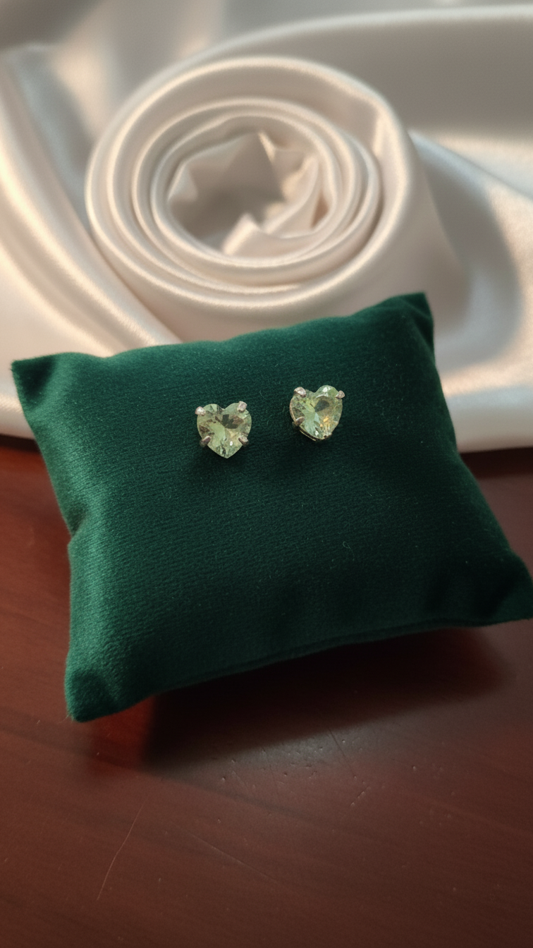 Brincos de coração em pedra verde