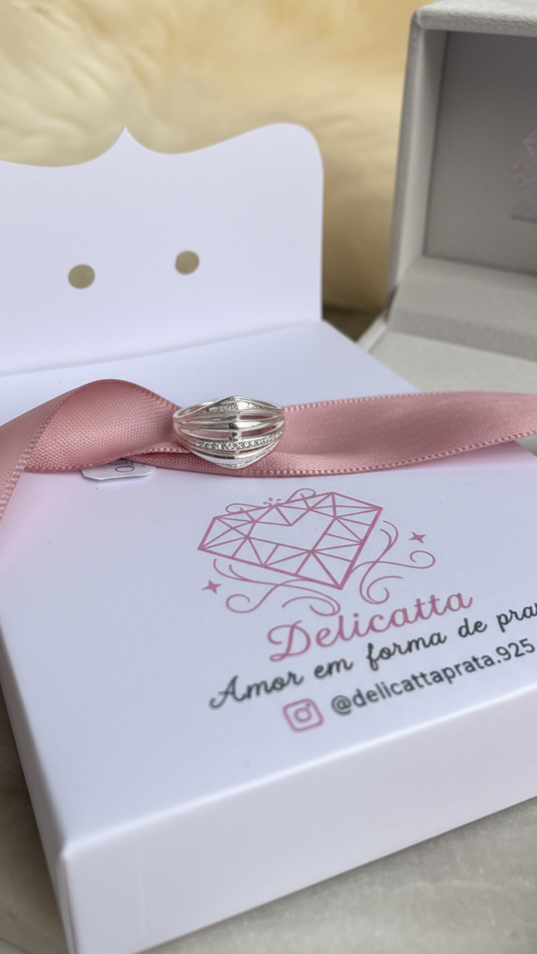 Anel de prata delicado com design moderno