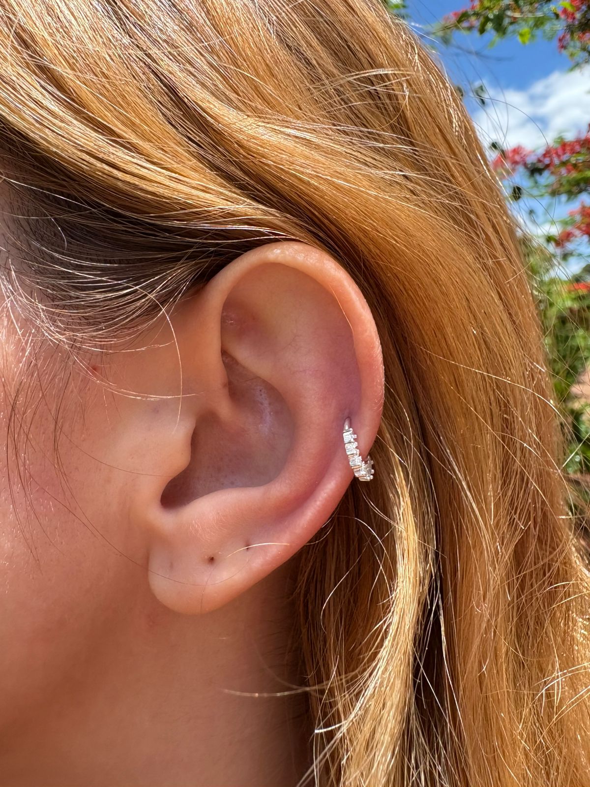 Piercing de orelha cravejado