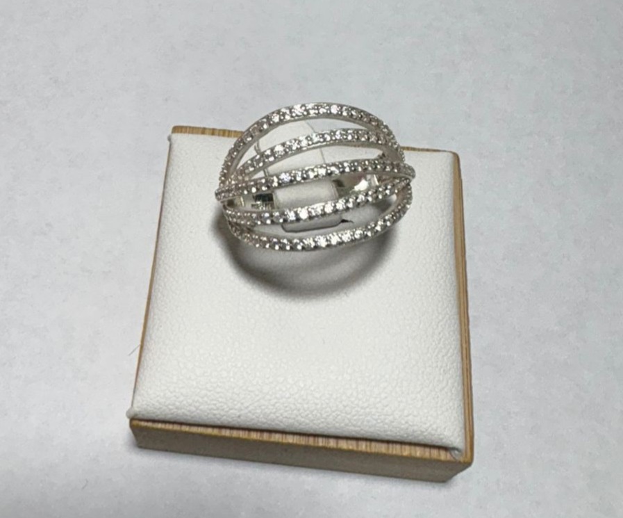 Anel de prata cravejado