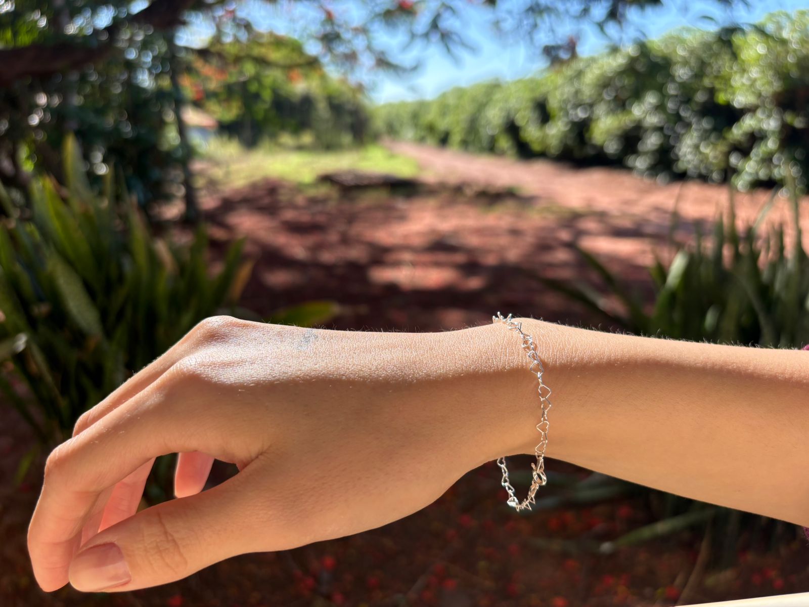 Pulseira delicada de corações