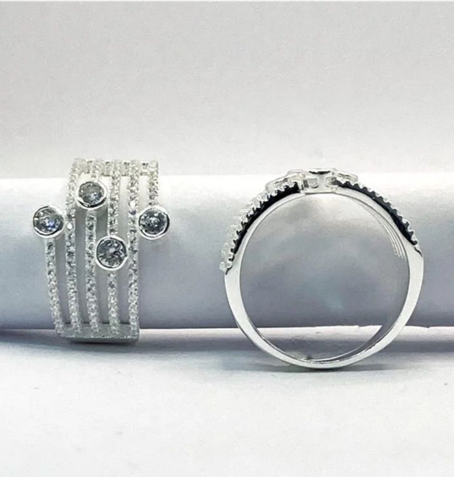 Anel de prata com fios brilhantes