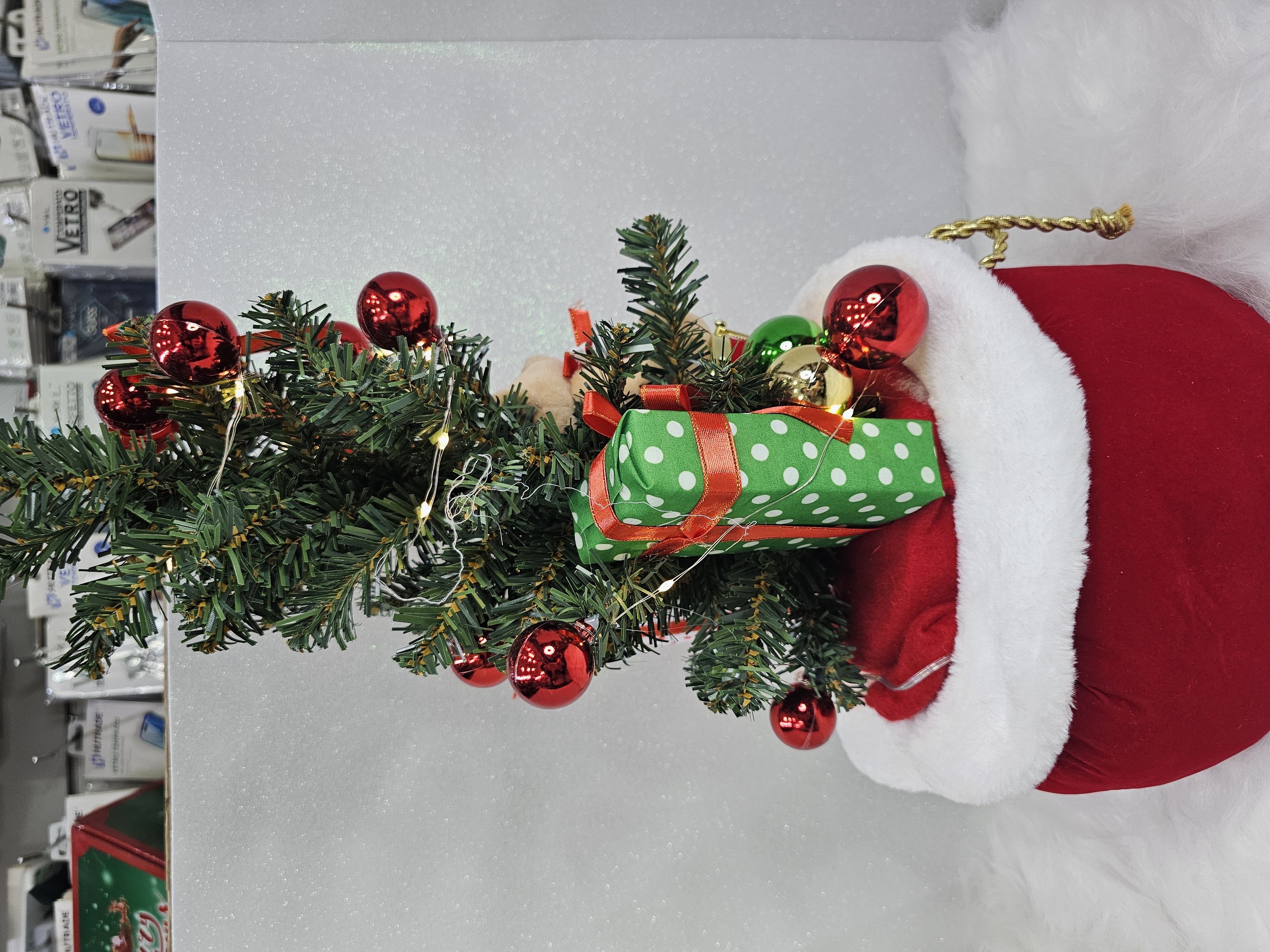 Albero di natale con decorazioni e luci