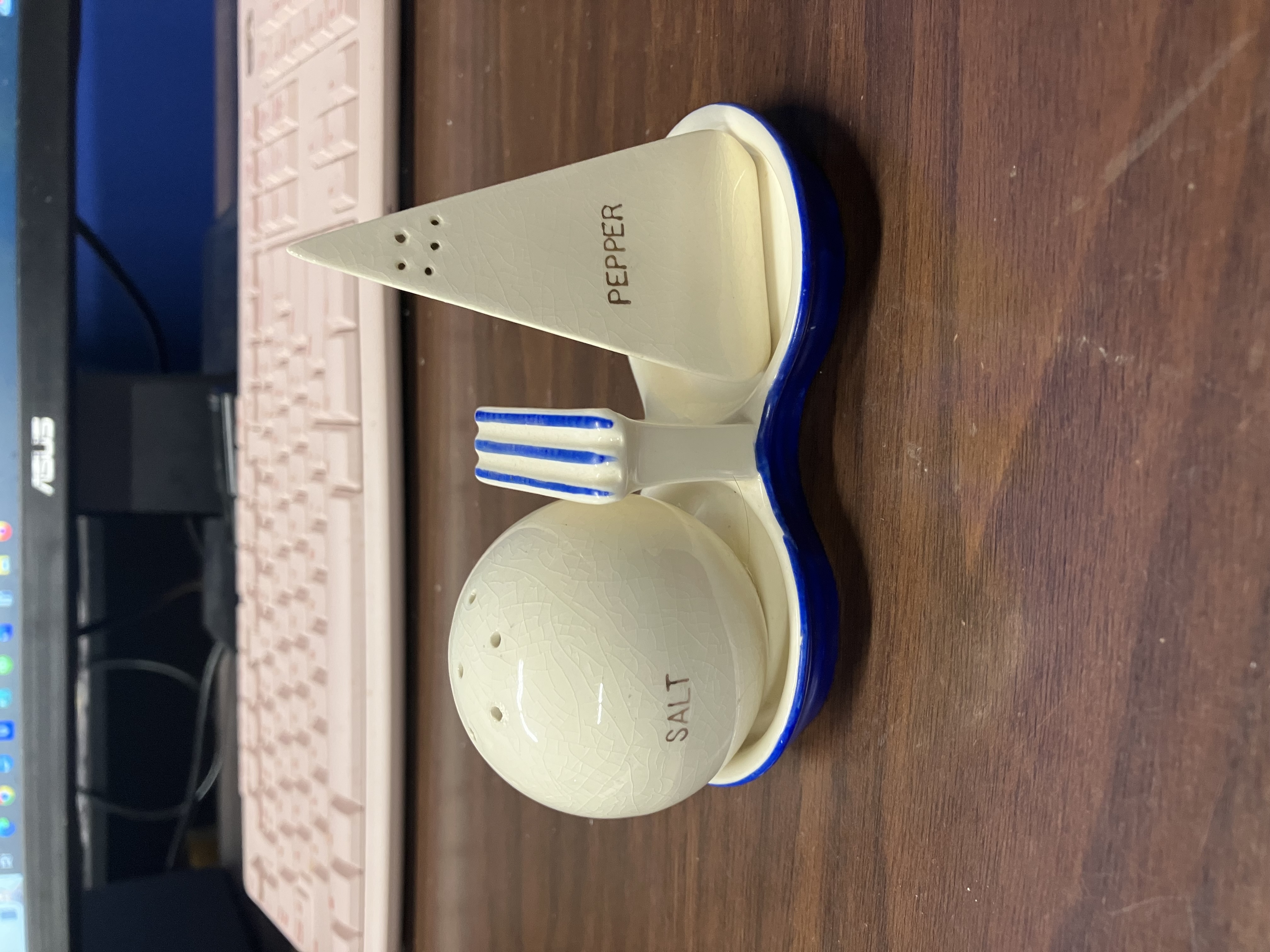 Vintage New Yorl World's Fair (1939) Salt & Pepper Shaker Set