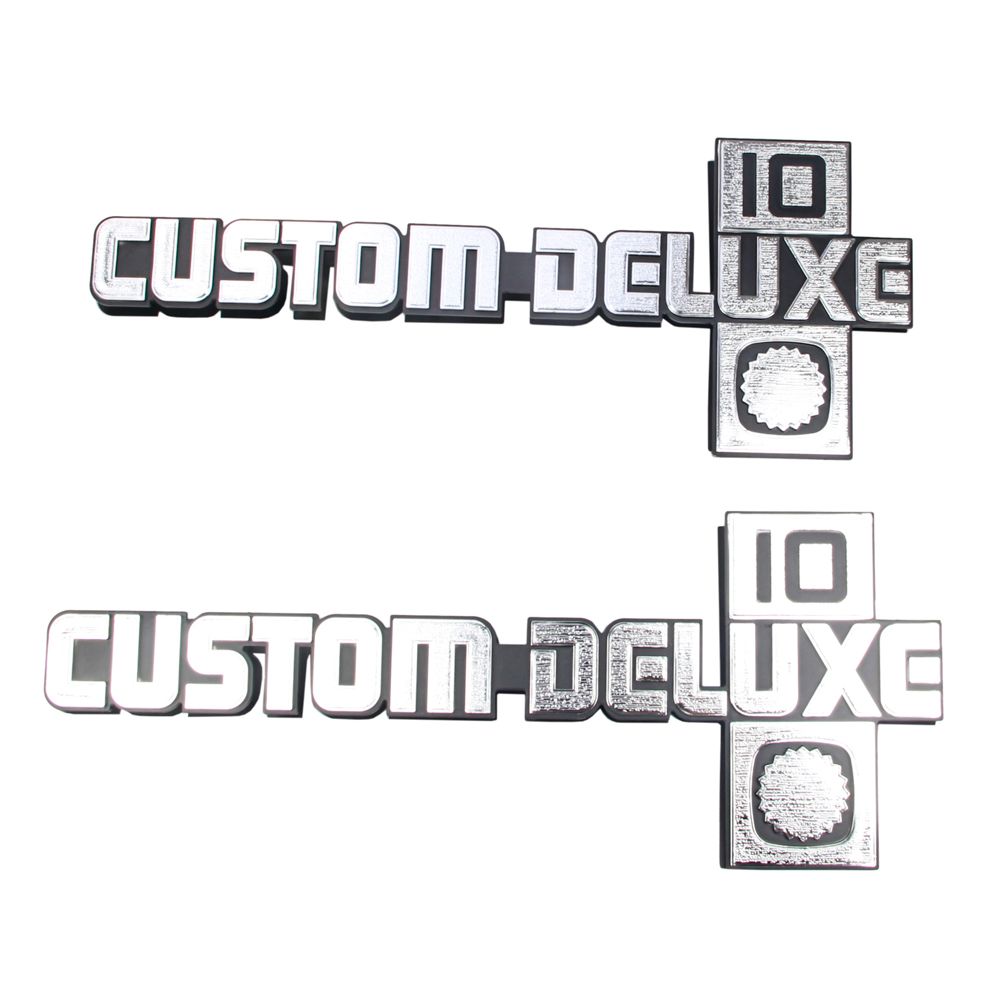 Par de Emblemas “Custom Deluxe” para Salpicaderas — Chevrolet C10 (1981-1987)