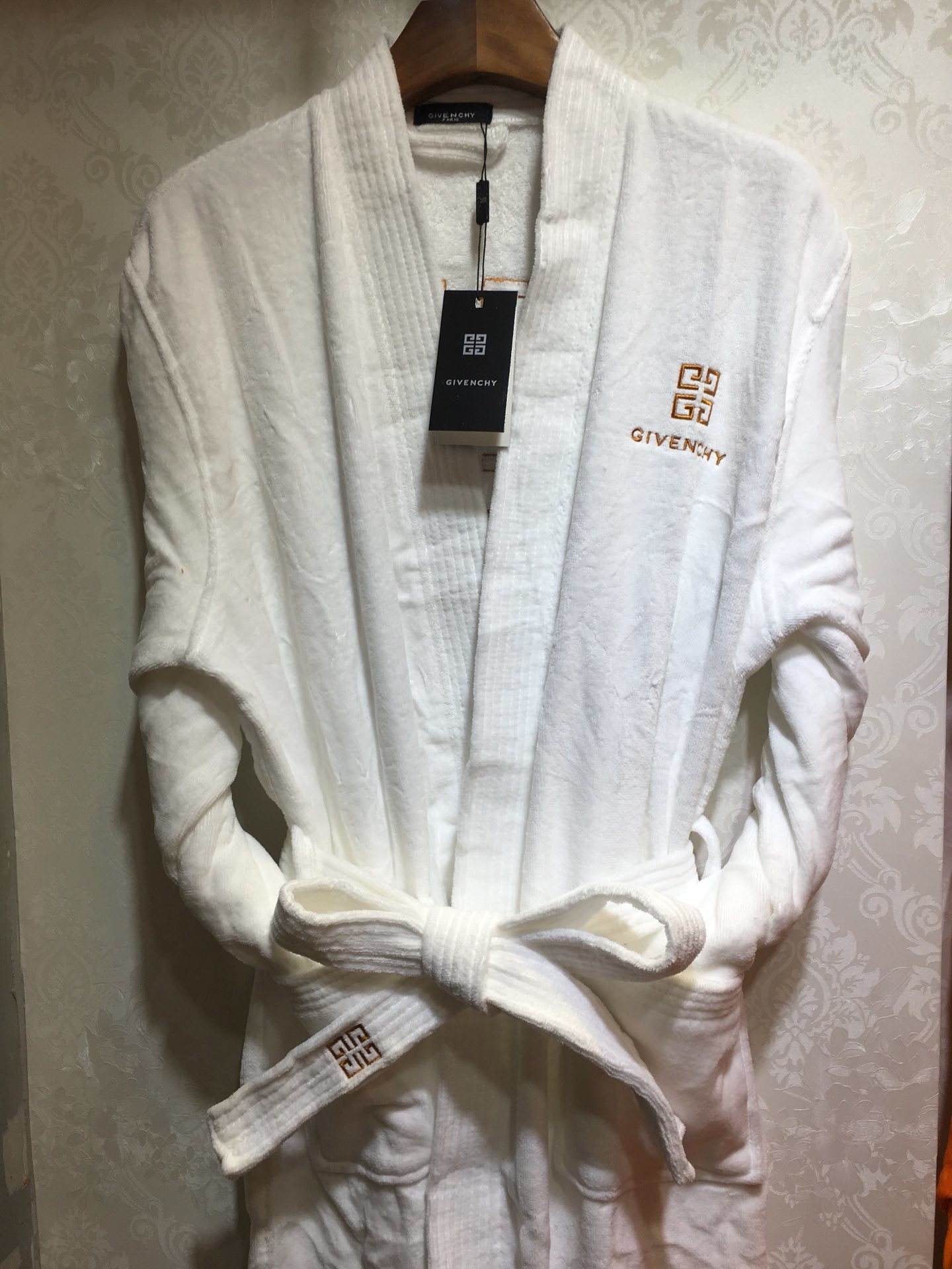 One-Size Unisex cotton blend Bathrobe – Soft & Comfortable