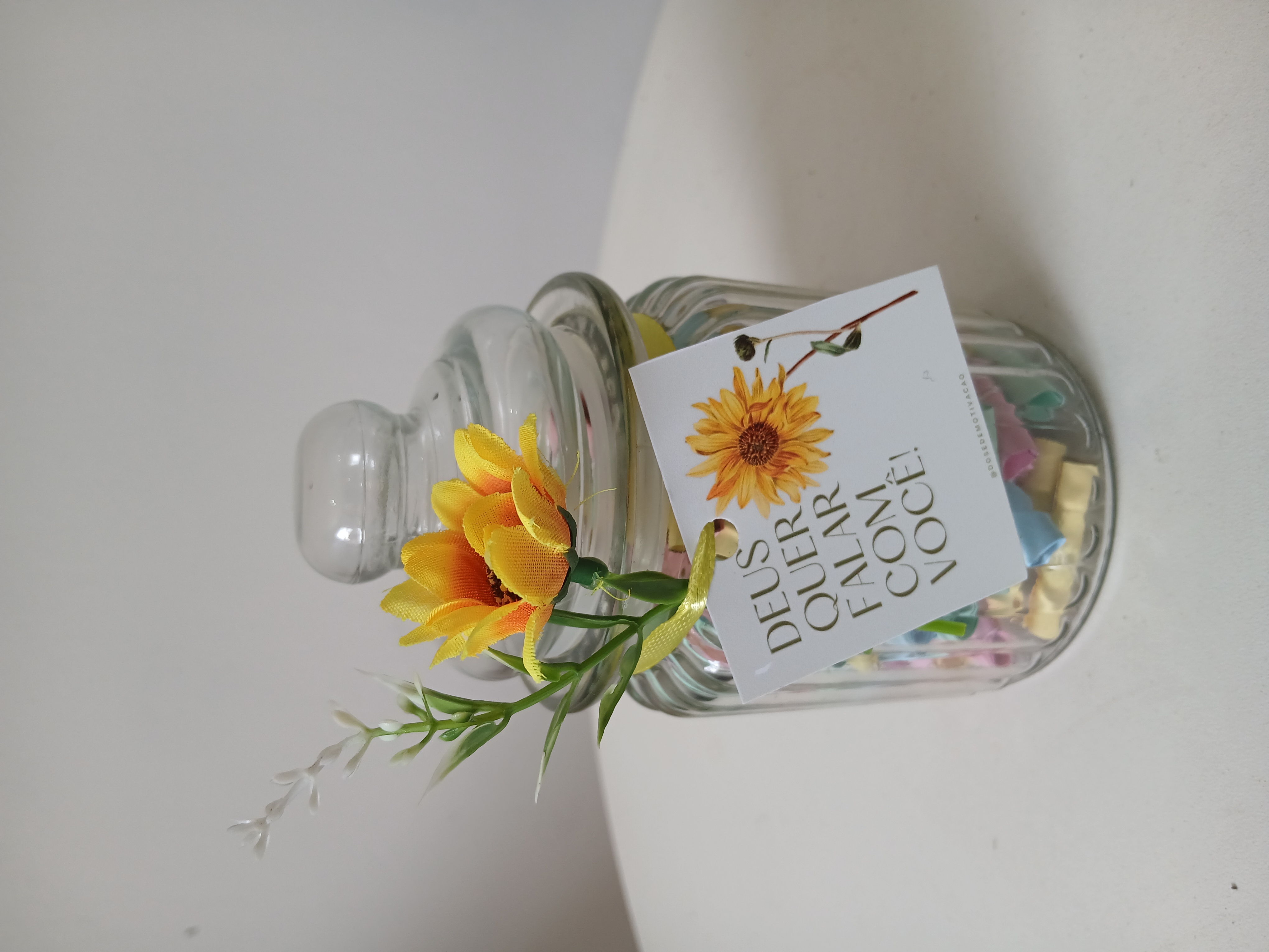 Pote de vidro decorativo com flores