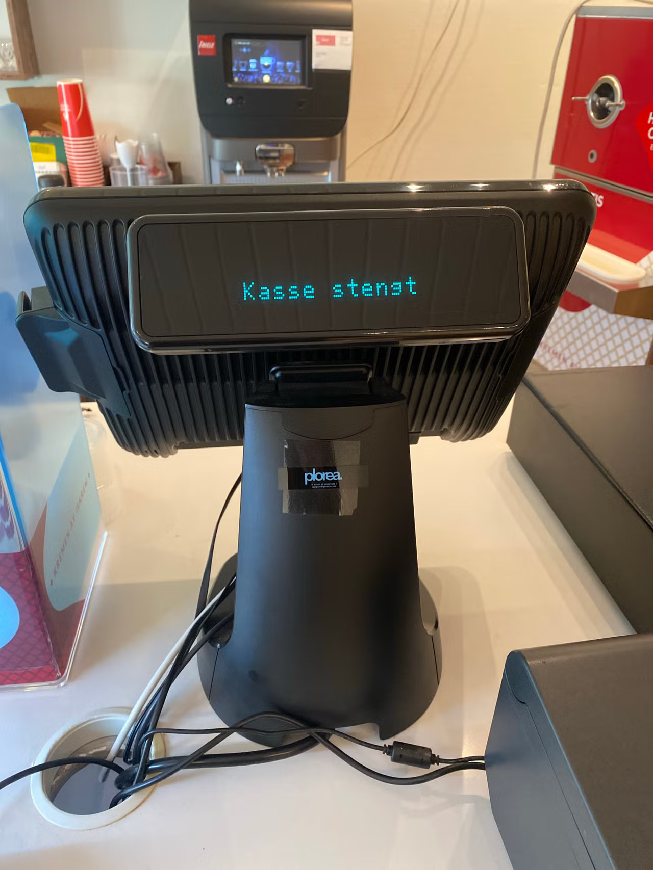 Kasseapparat med kvitteringsskriver og kasseskuff