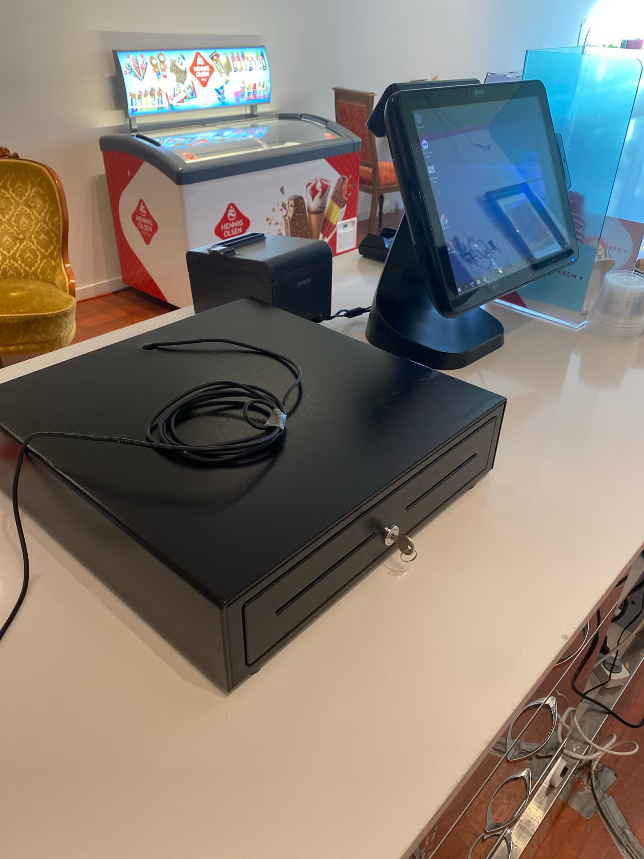 Kasseapparat med kvitteringsskriver og kasseskuff