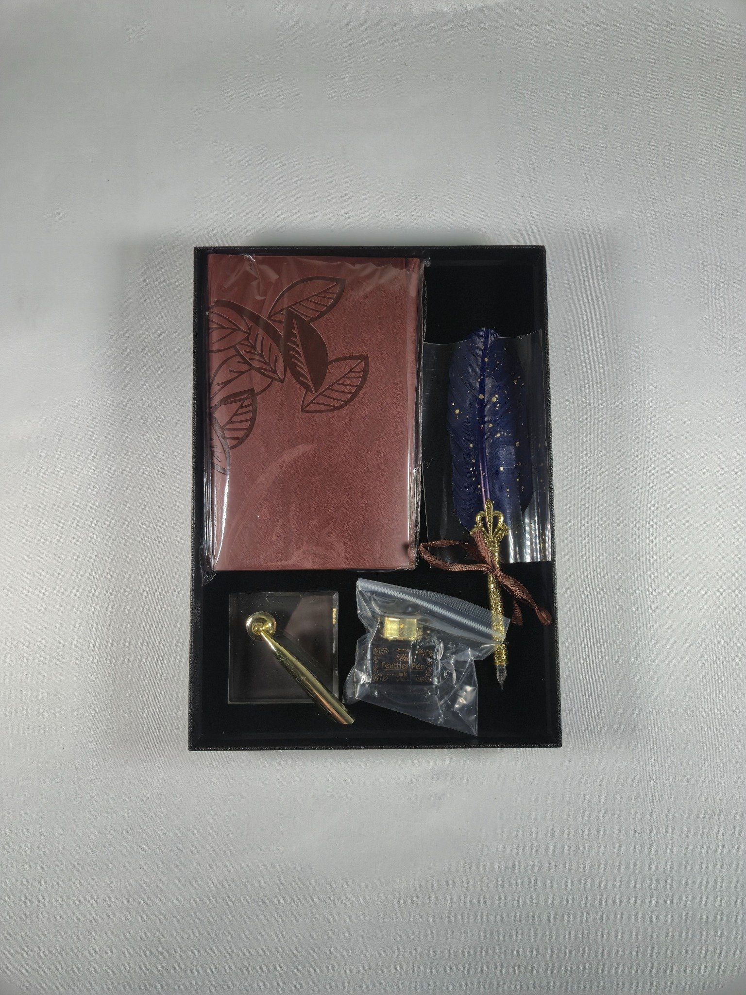 کۆمەڵەی دفتەر و قەڵەمی خەتنووسی   ٨,۰۰۰ دیناری عێراقی