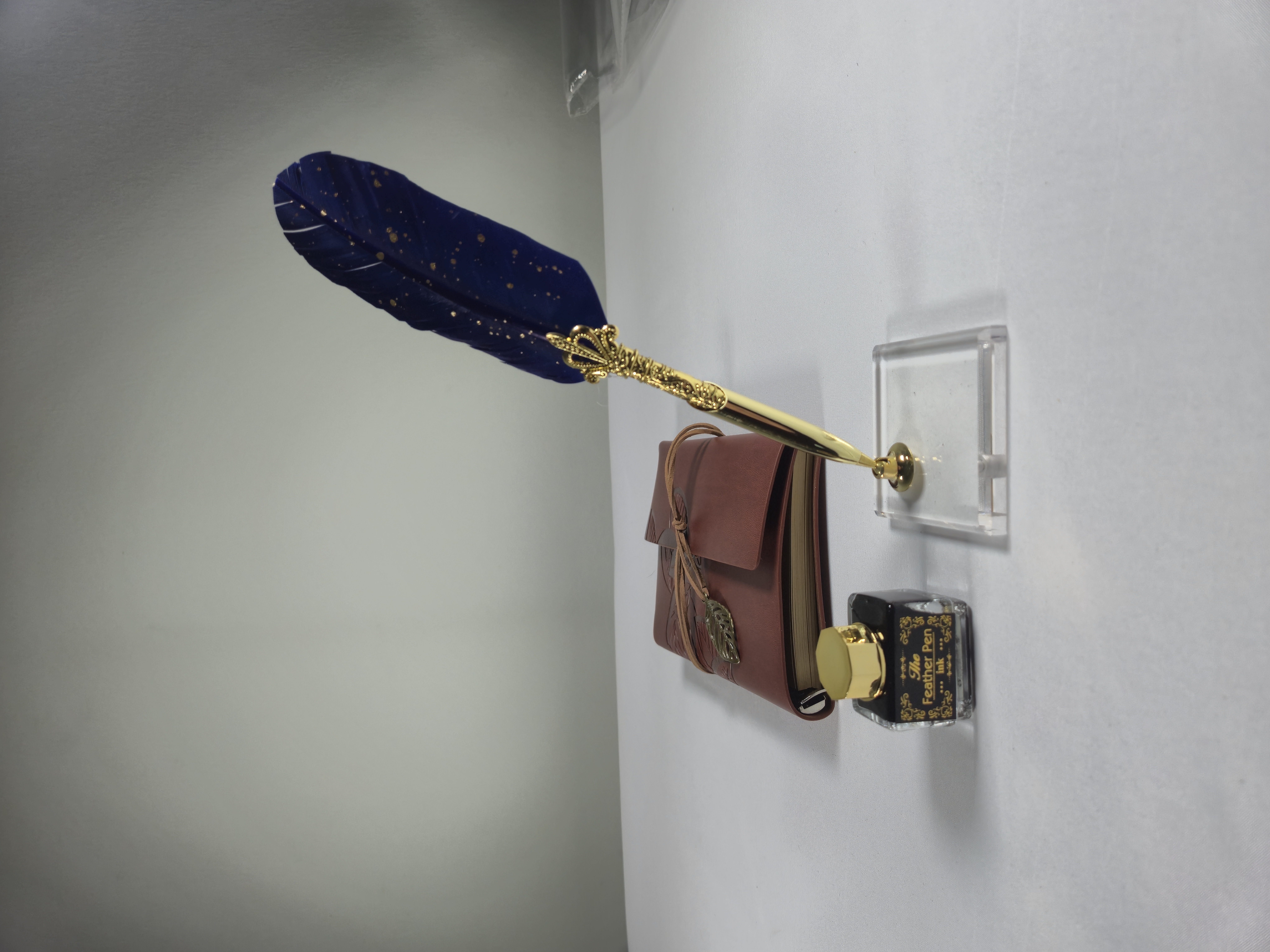 کۆمەڵەی دفتەر و قەڵەمی خەتنووسی   ٨,۰۰۰ دیناری عێراقی