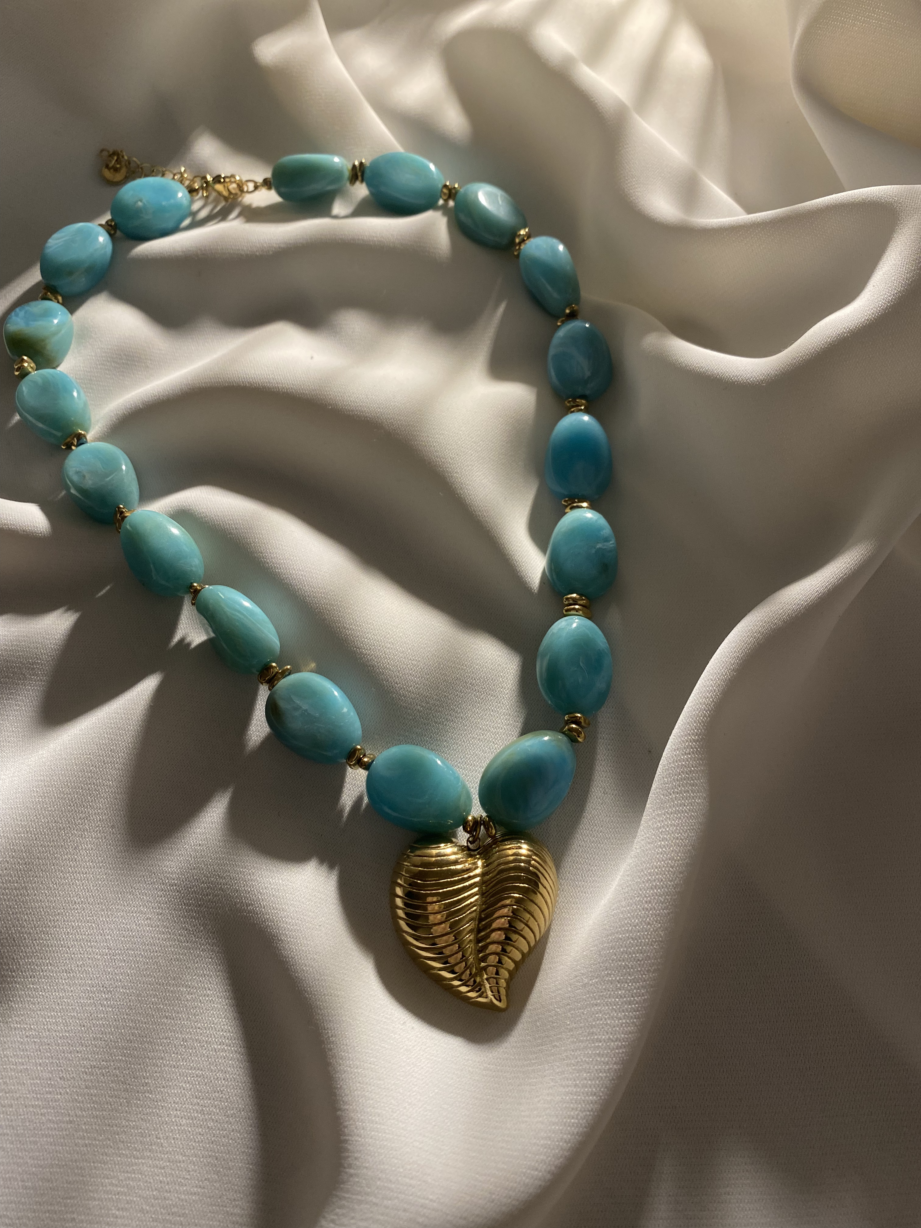 Colar com pedras turquesa e pingente de coração