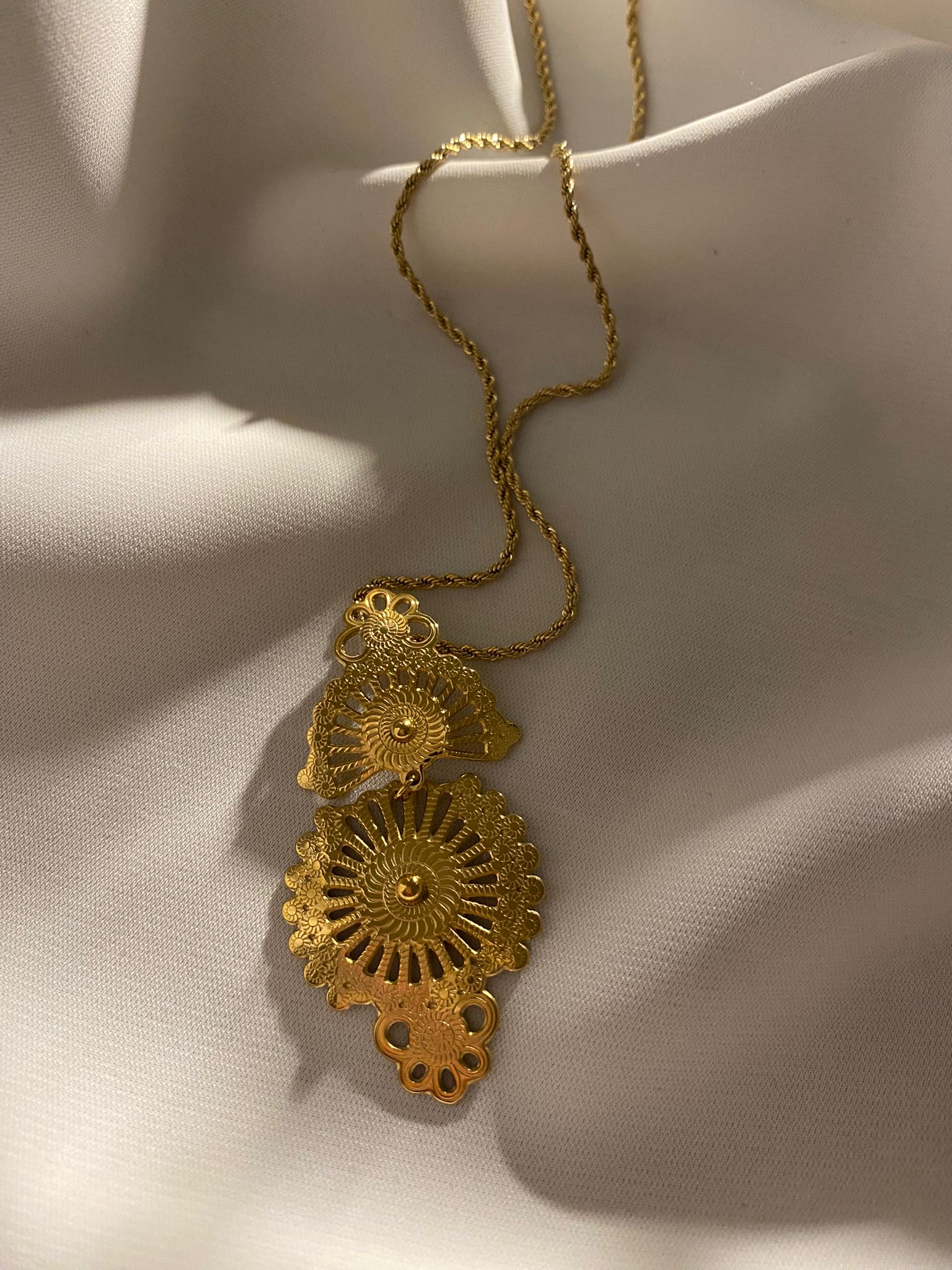 Colar dourado artesanal