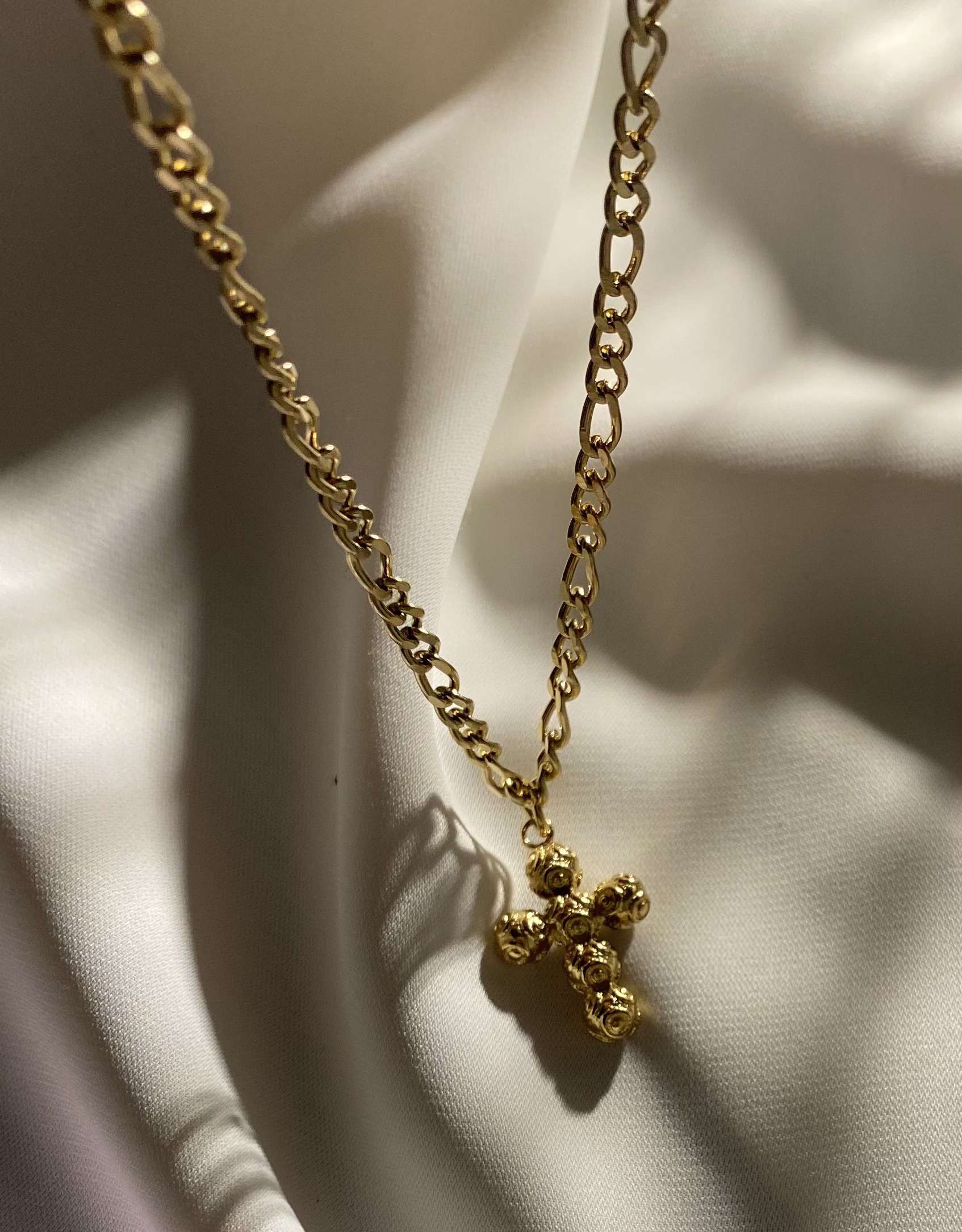 Colar de corrente dourada com pingente cruz