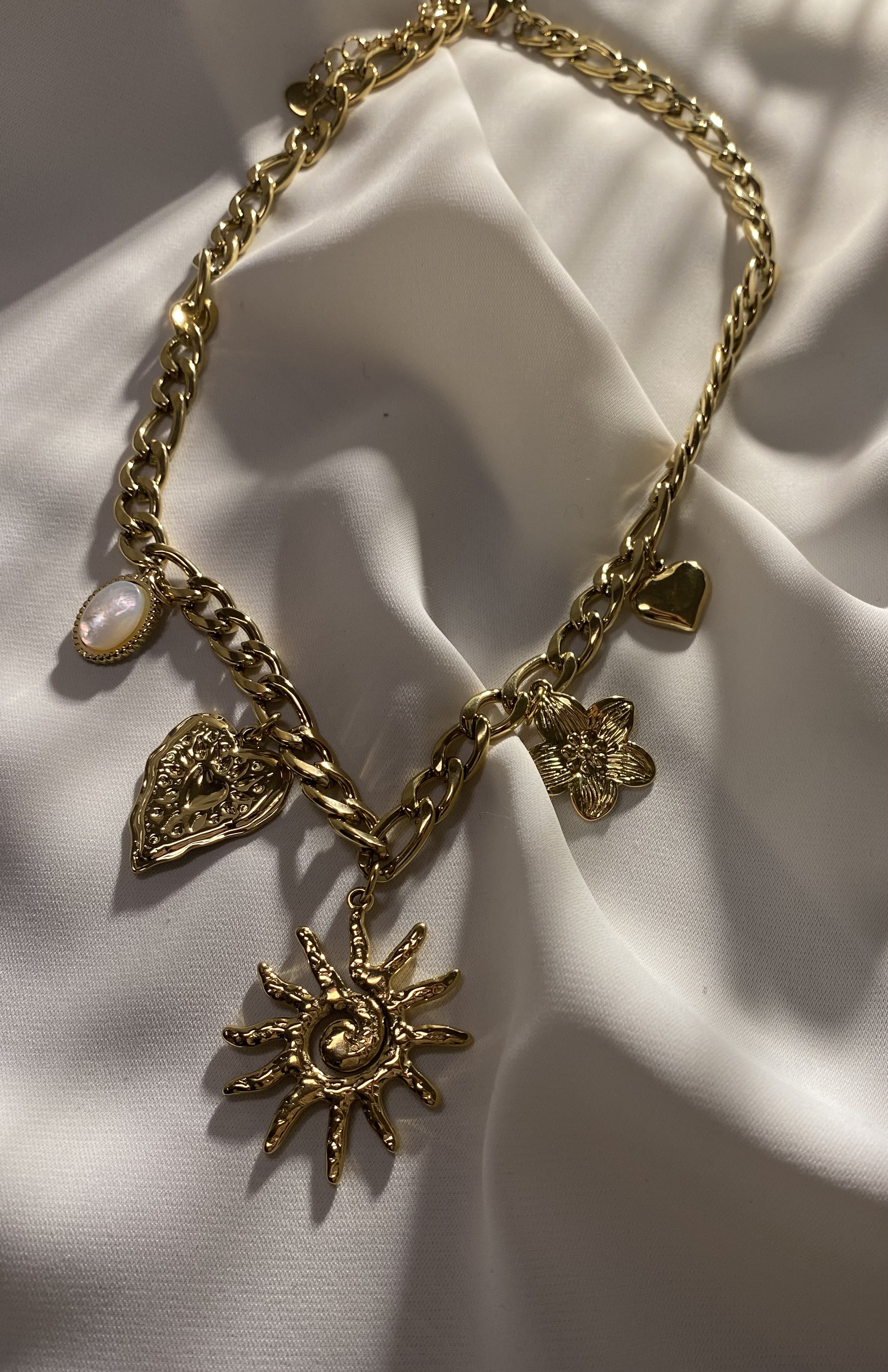 Colar dourado com pingentes