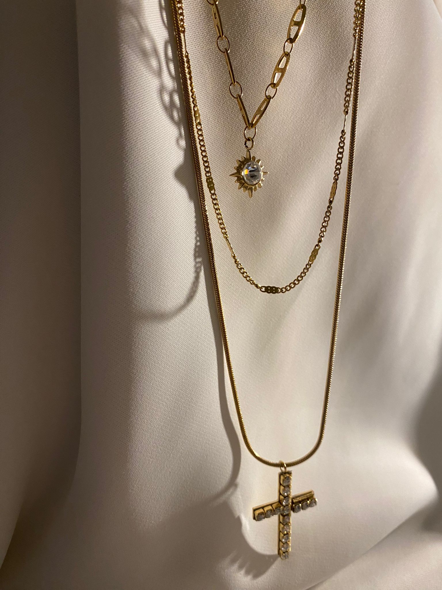 Colar Dourado com pingente de cruz