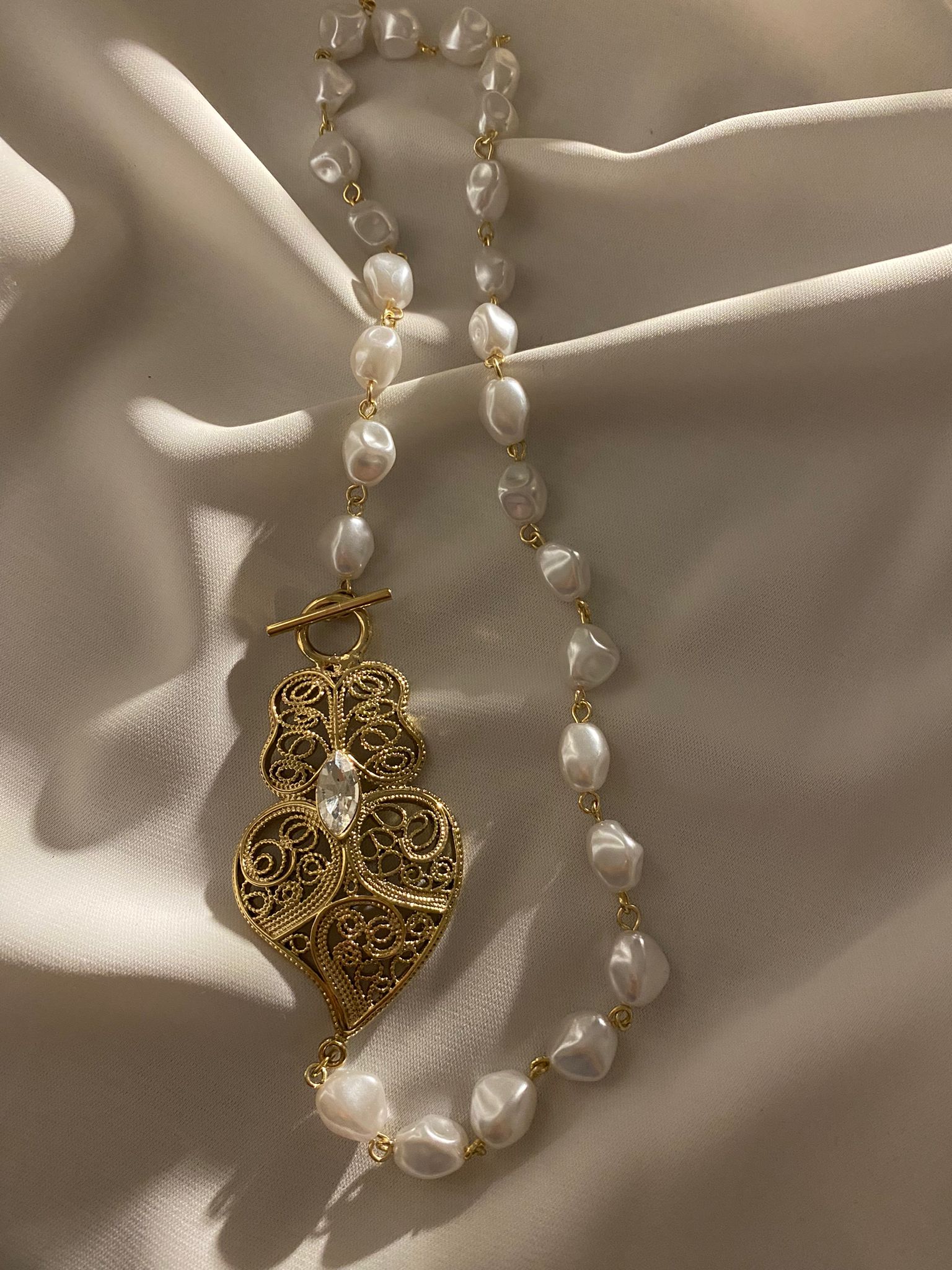 Colar de Pérolas e Filigrana Dourada