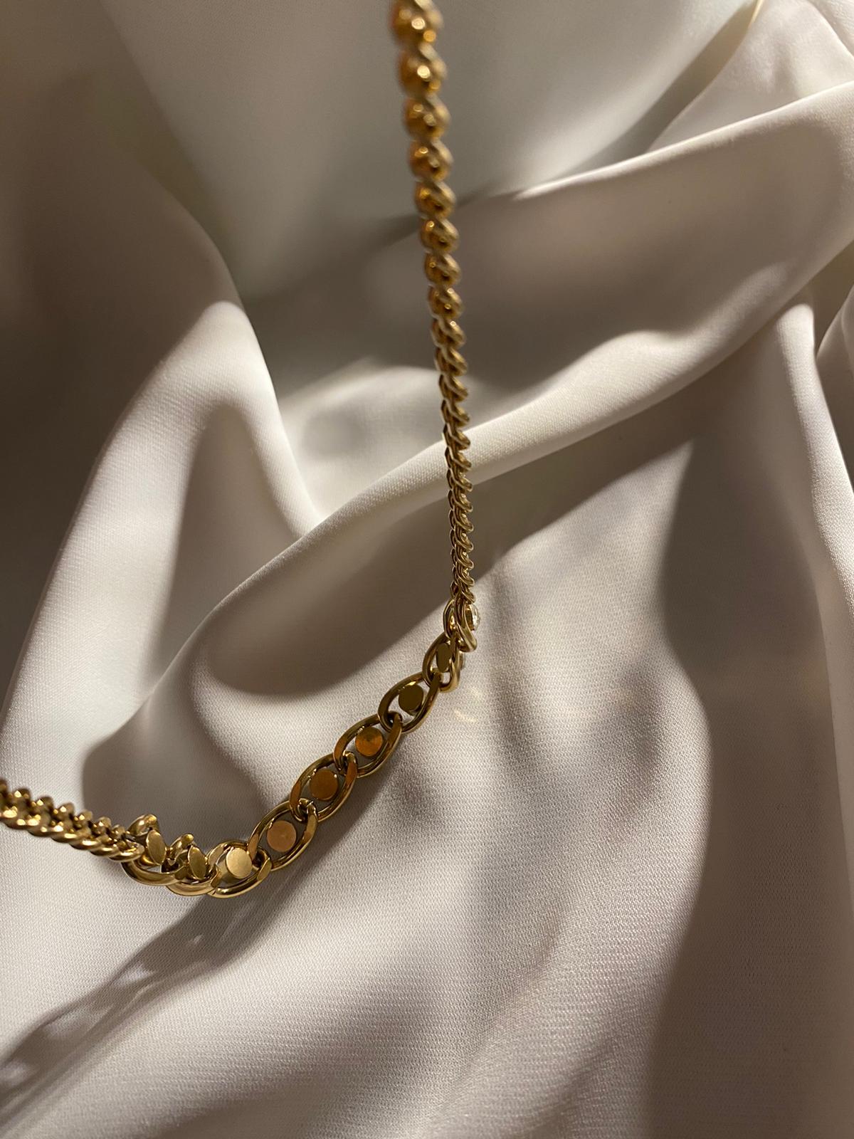 Colar dourado elegante