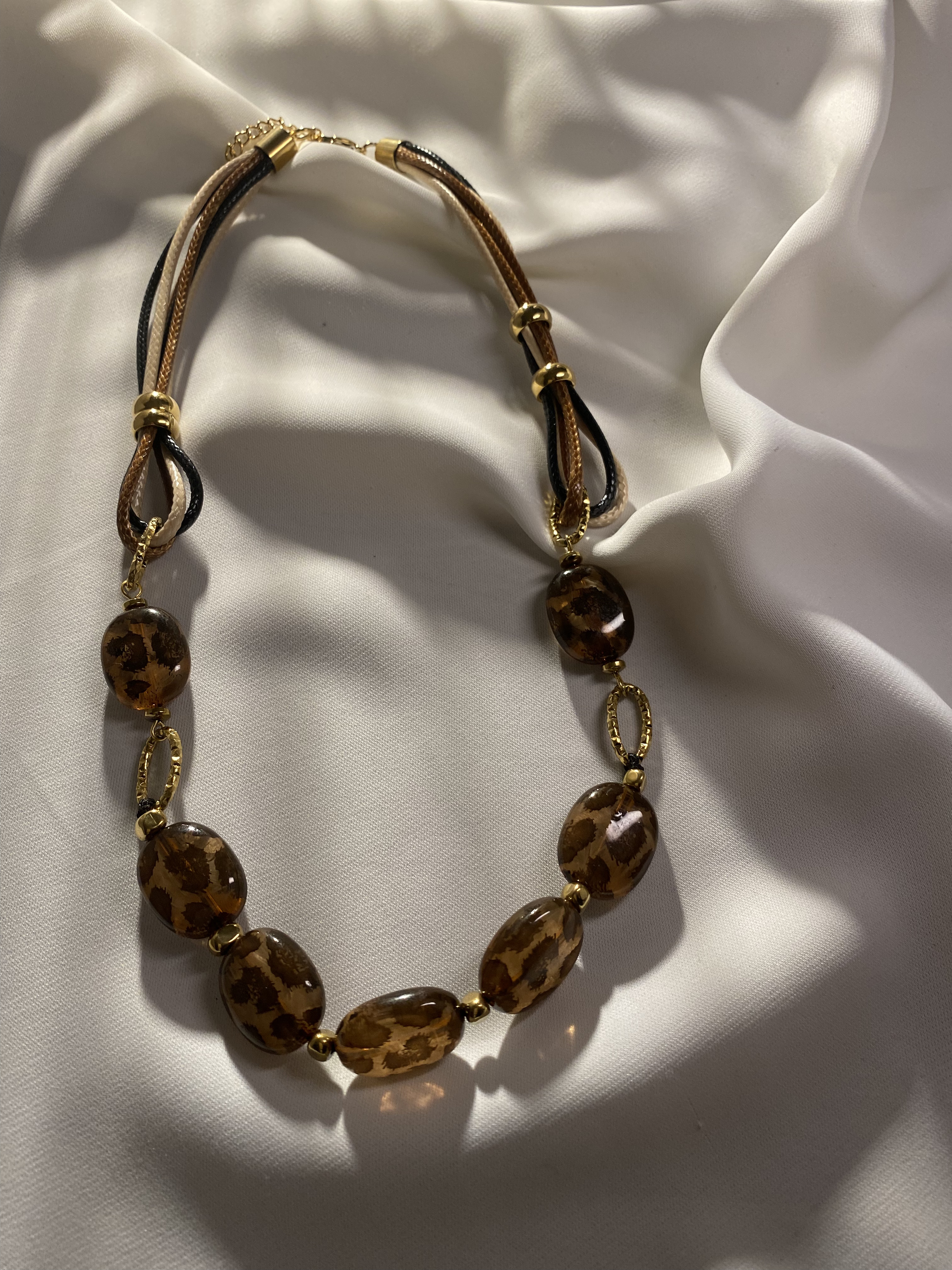 Colar de miçangas marrons