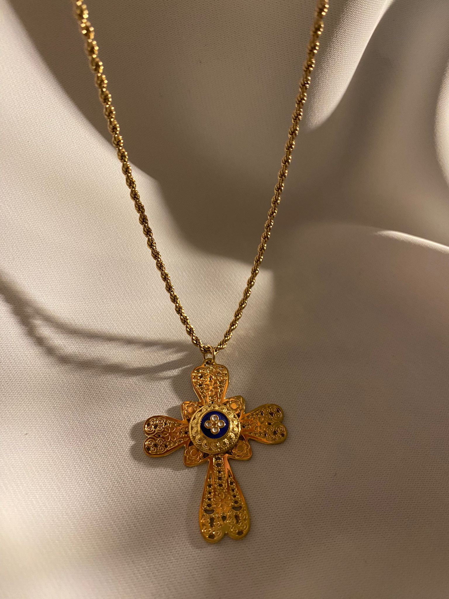 Colar com pingente de cruz dourada