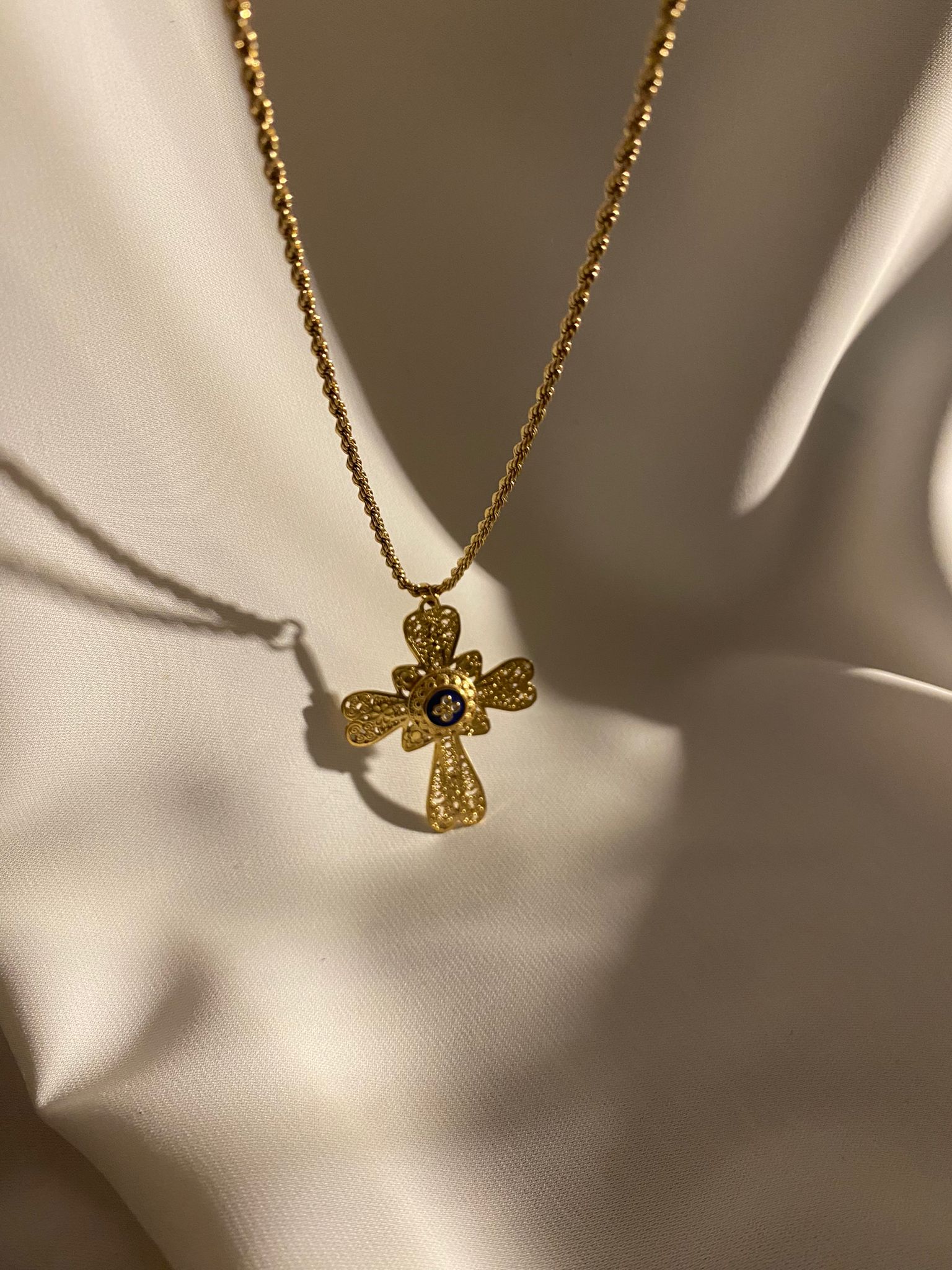 Colar com pingente de cruz dourada