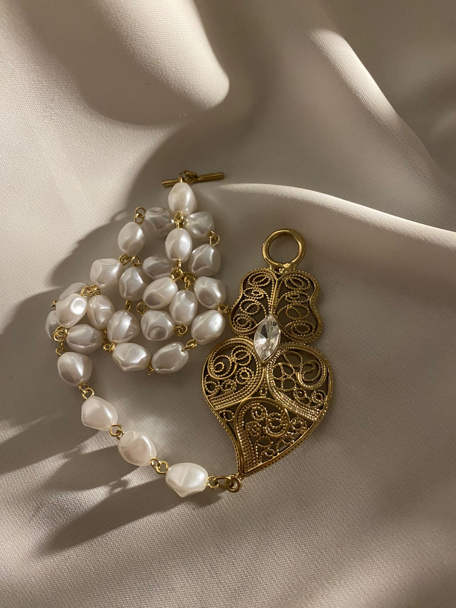 Colar de Pérolas e Filigrana Dourada