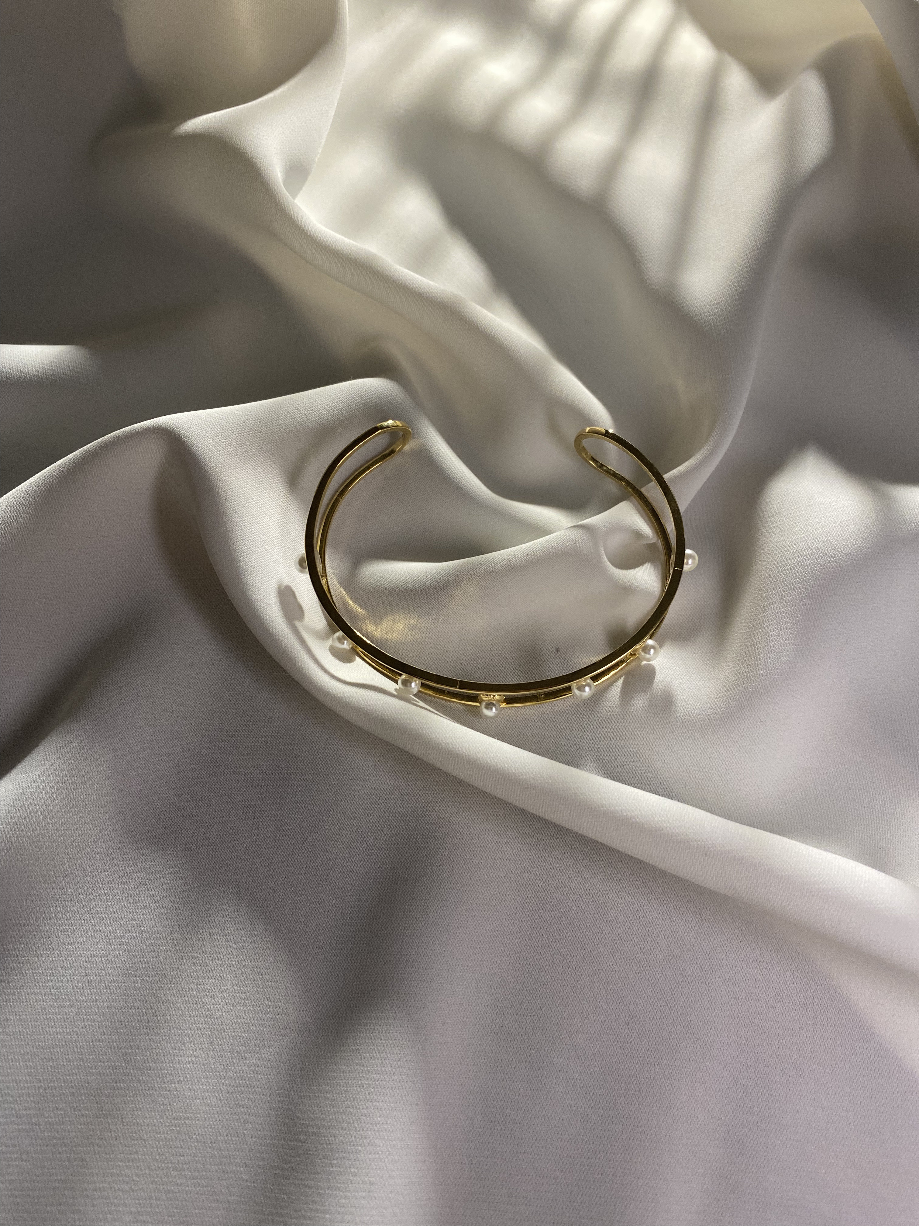 Pulseira dourada com pérolas