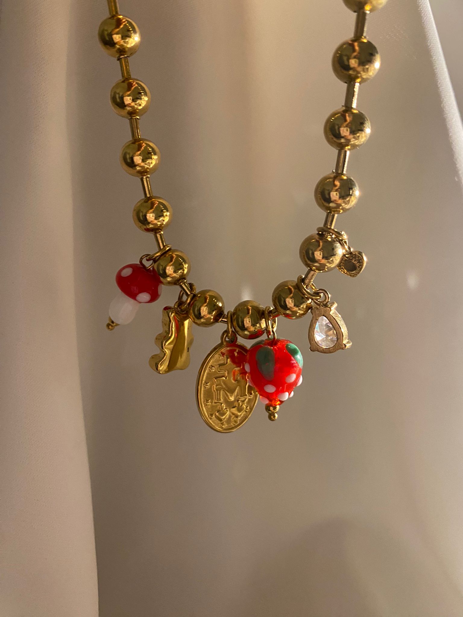 Colar dourado com pingentes