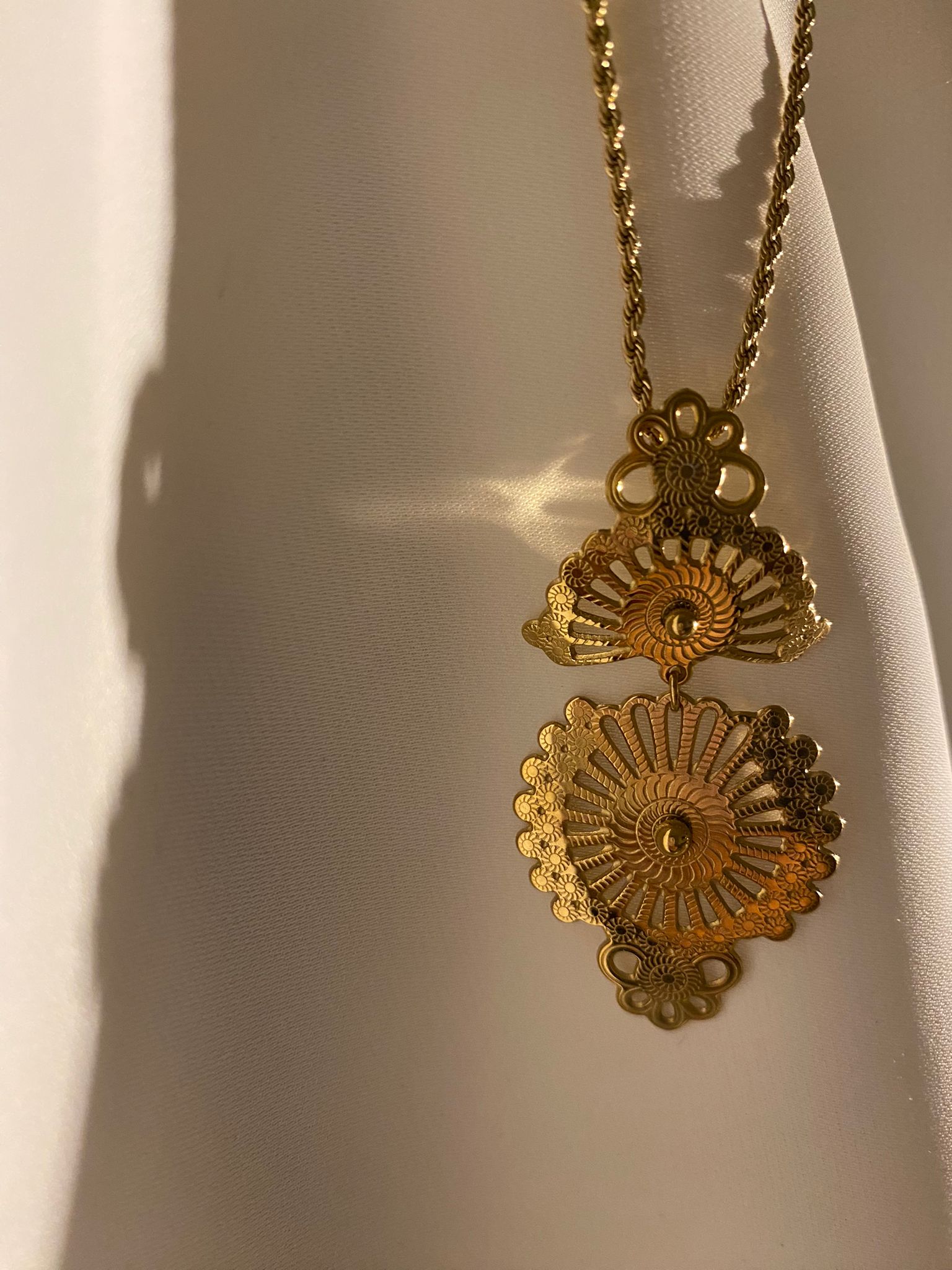 Colar dourado artesanal