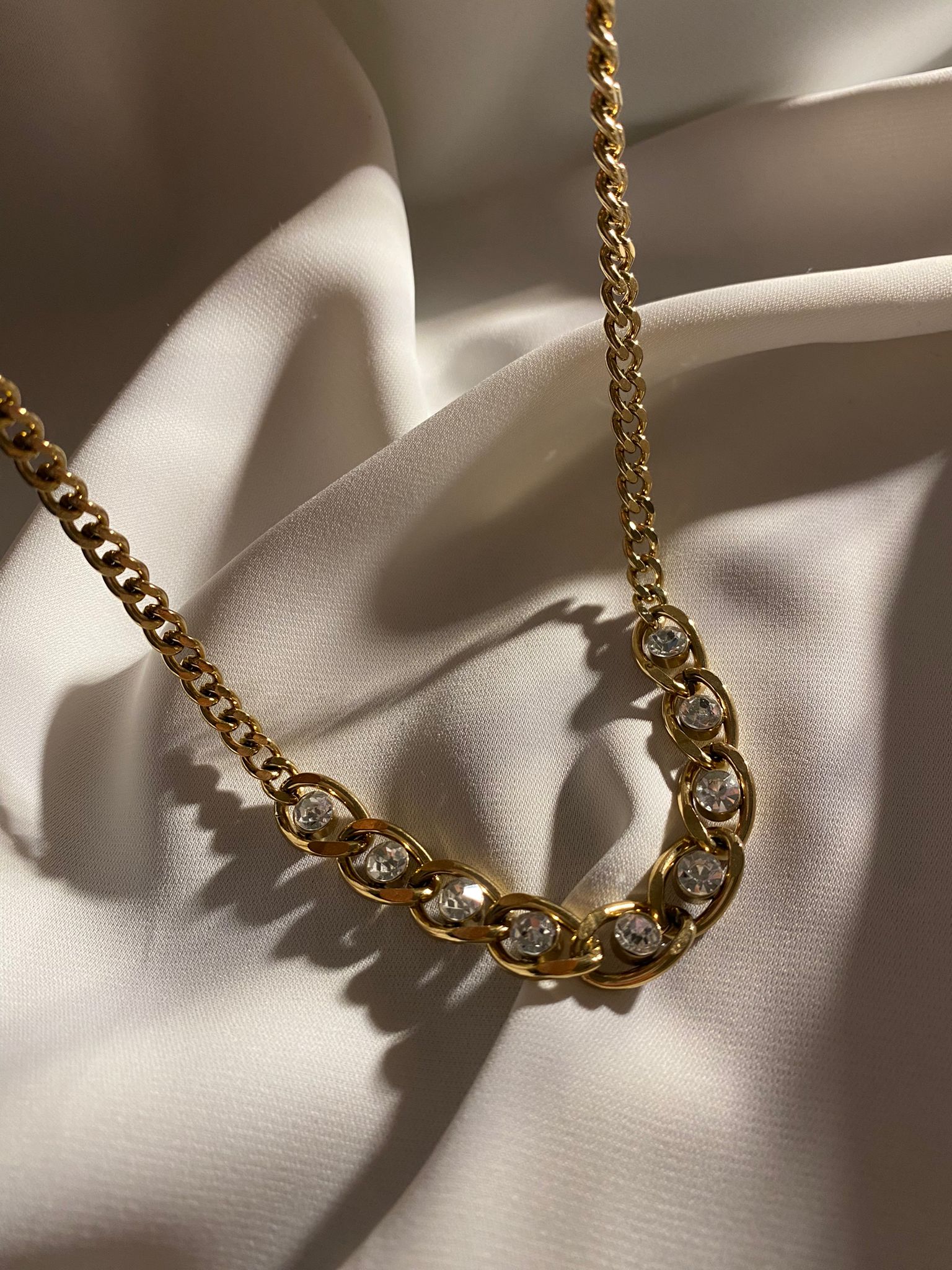 Colar dourado elegante