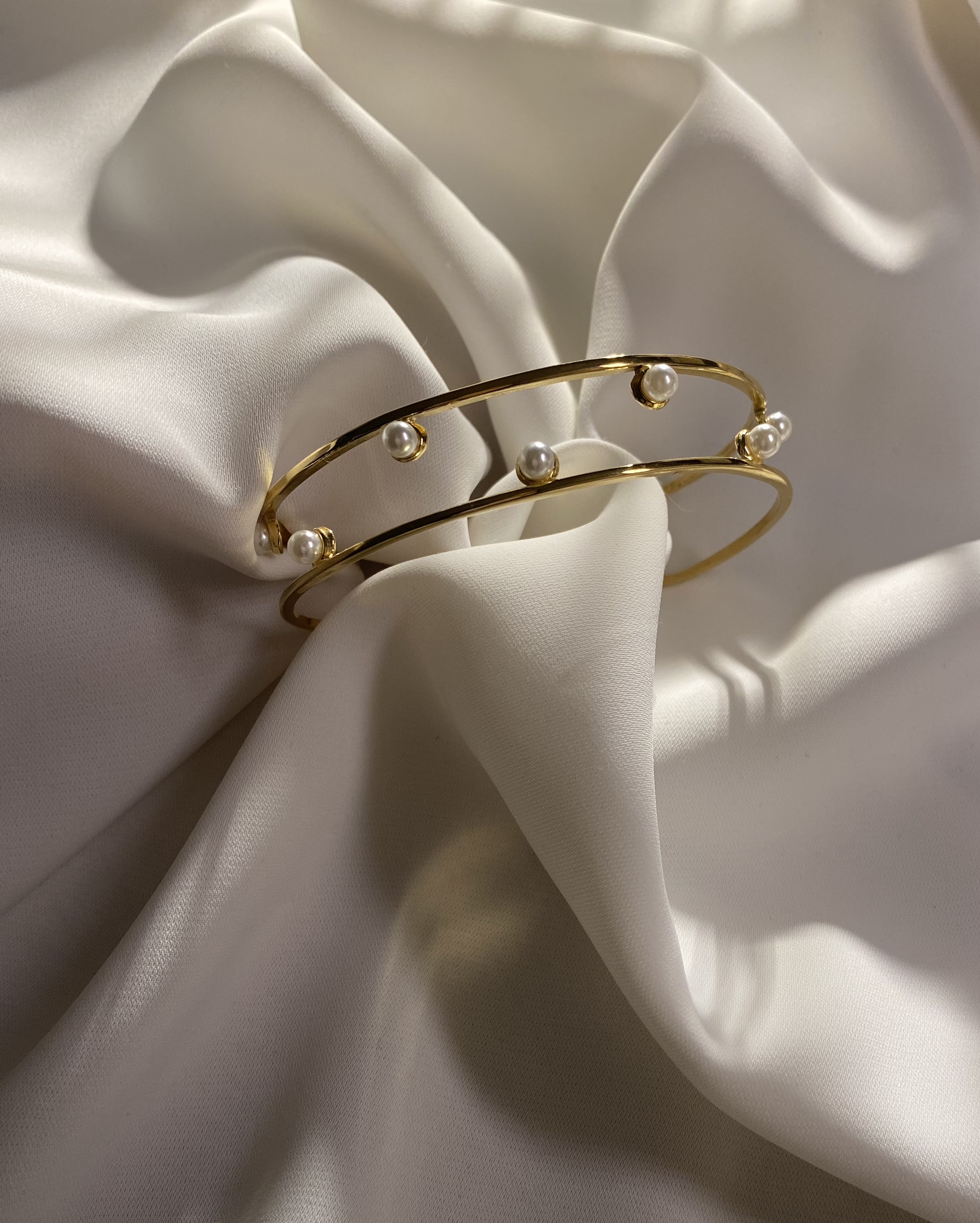 Pulseira dourada com pérolas