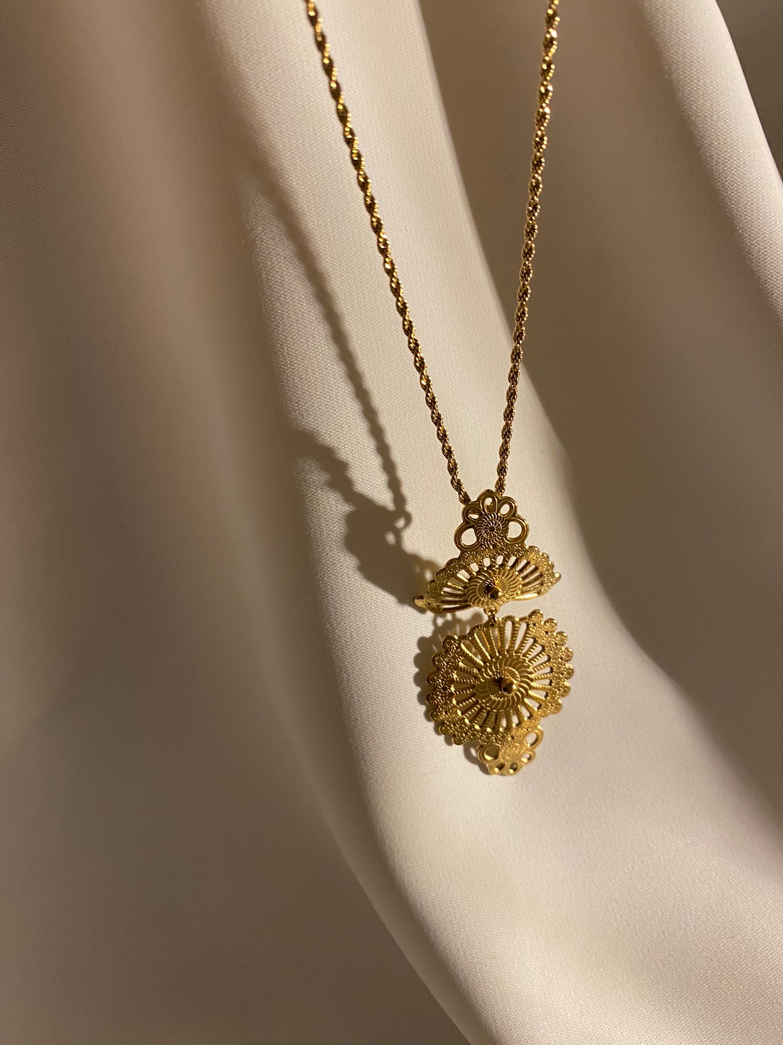 Colar dourado artesanal