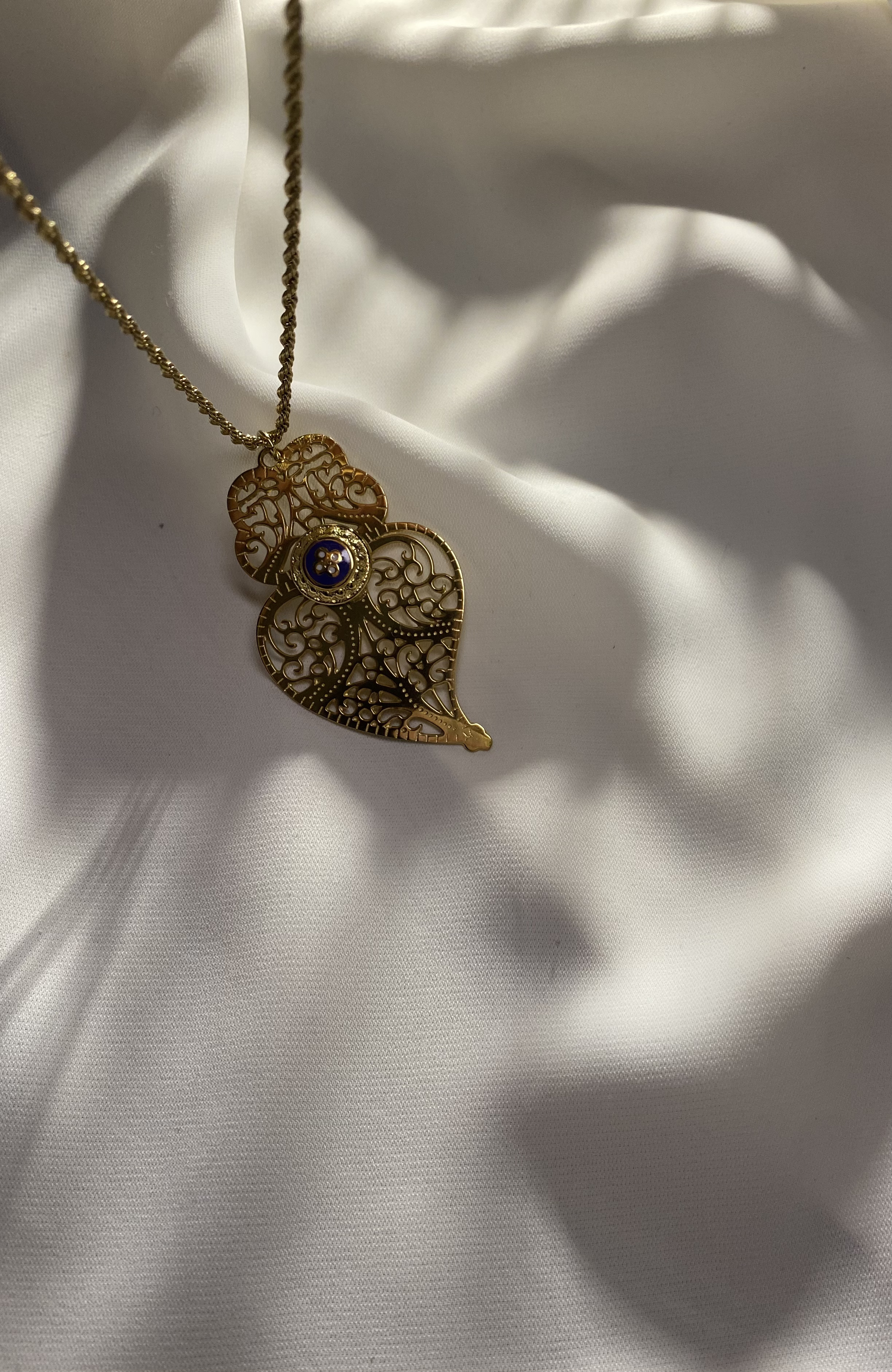 Colar de coração dourado