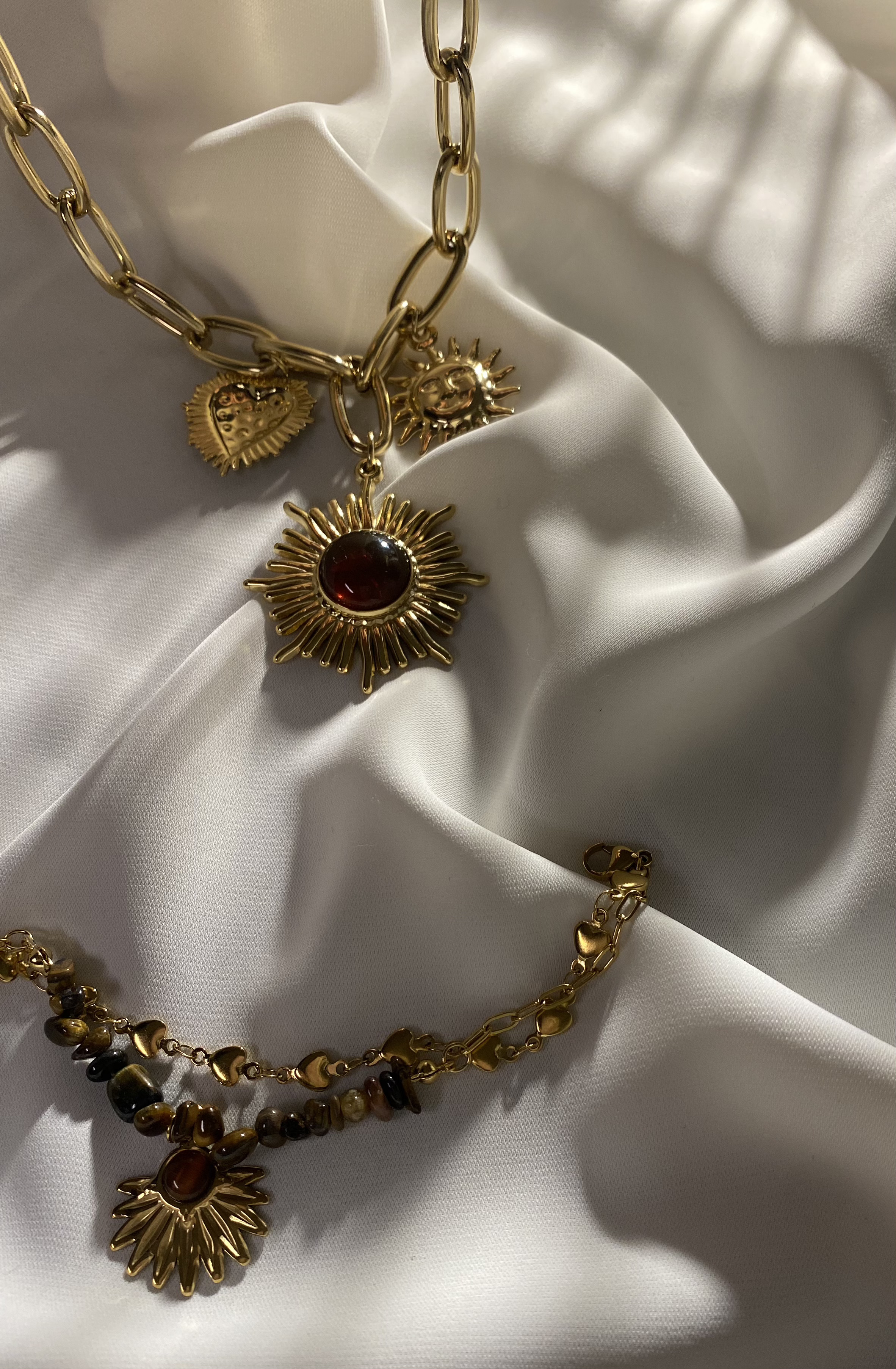 Colar dourado com pingentes