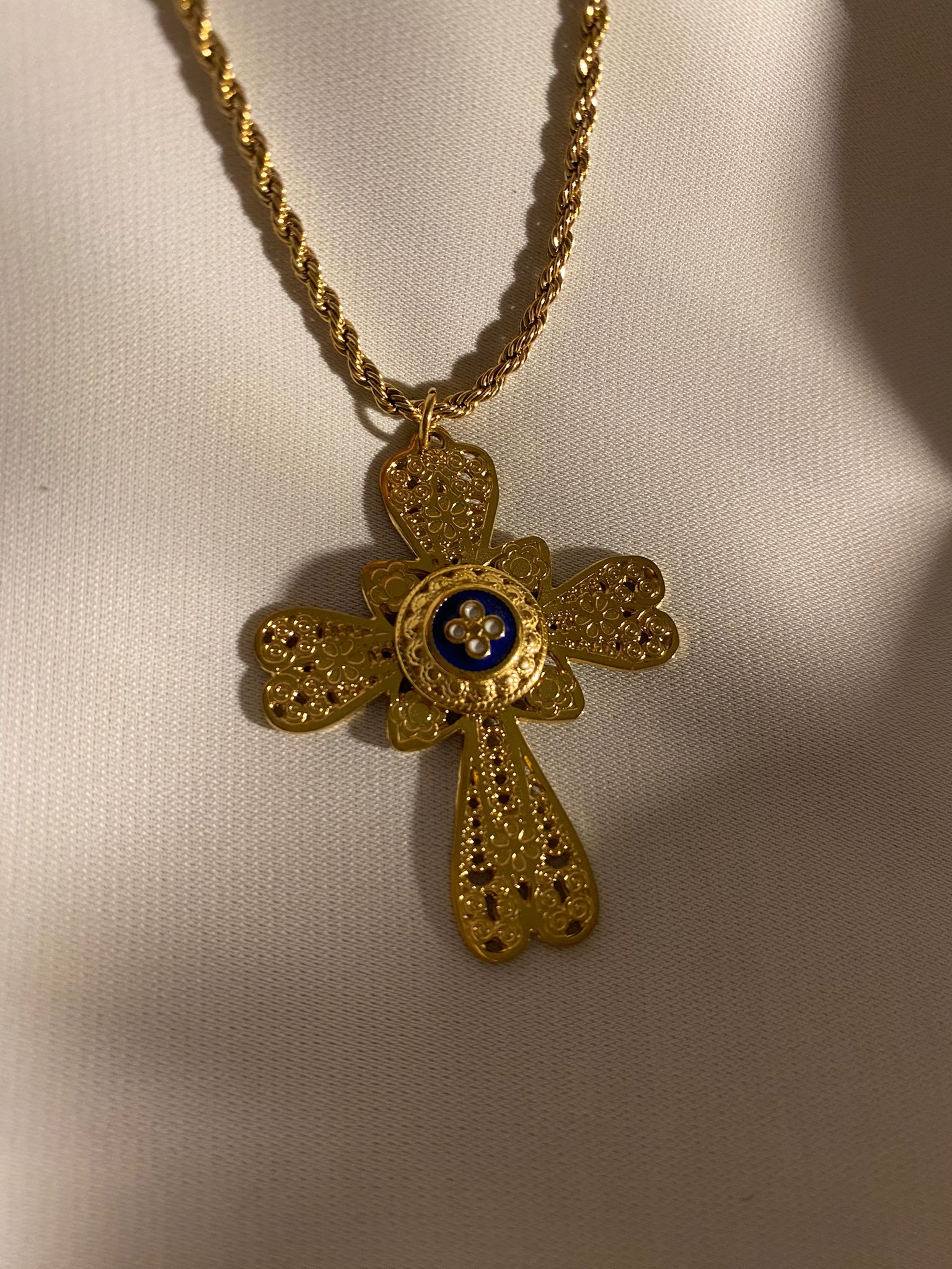 Colar com pingente de cruz dourada