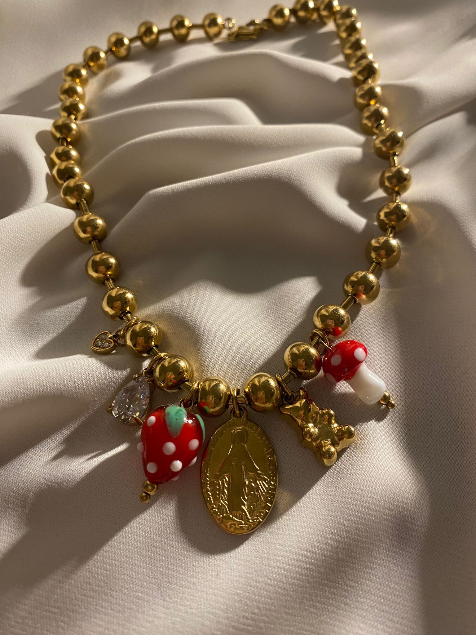 Colar dourado com pingentes