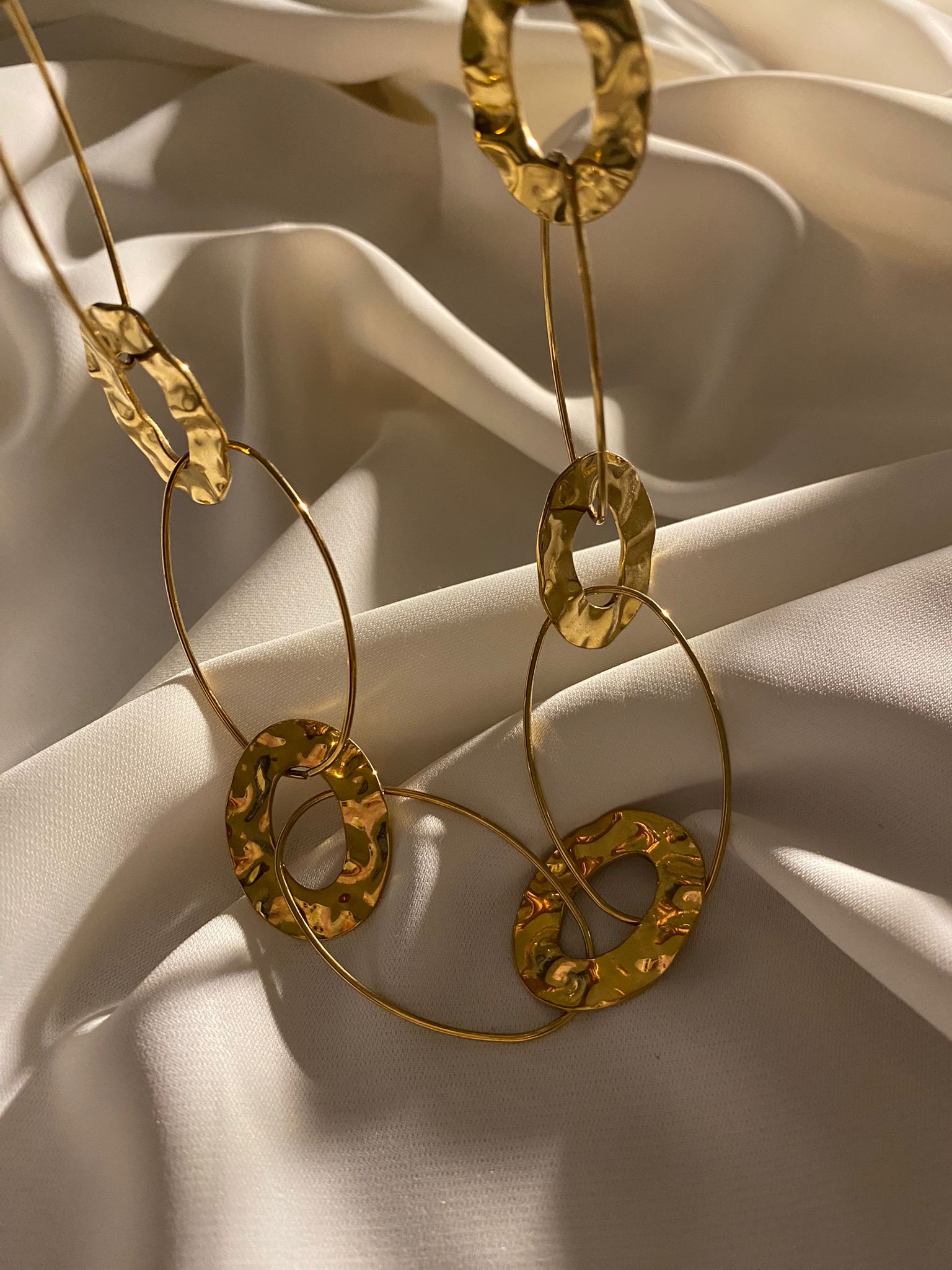 Colar de elos dourados