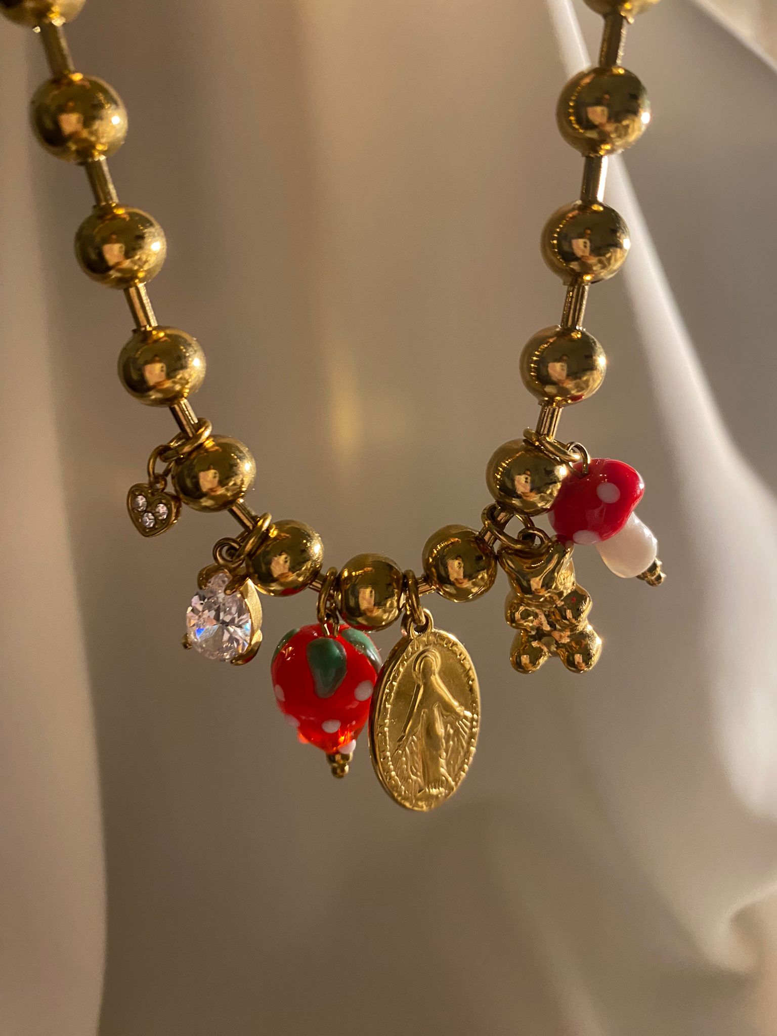 Colar dourado com pingentes