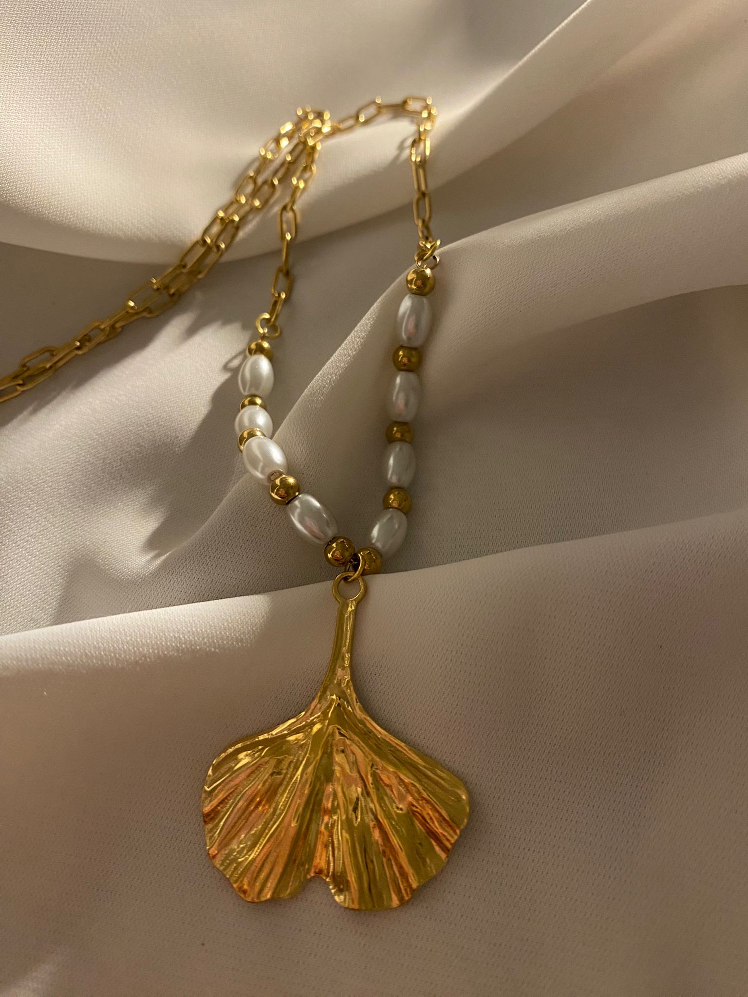 Colar folha dourada com pérolas