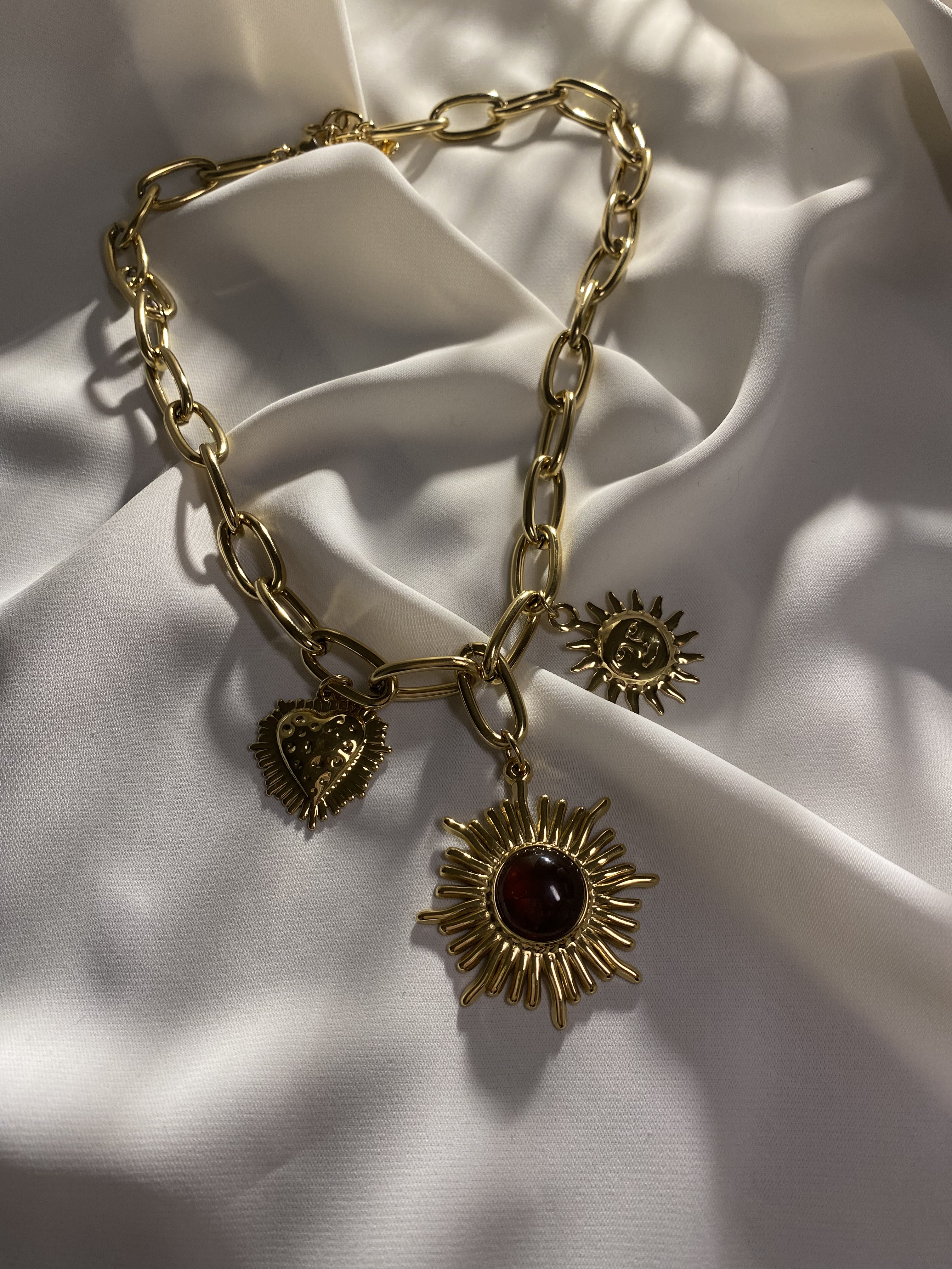 Colar dourado com pingentes