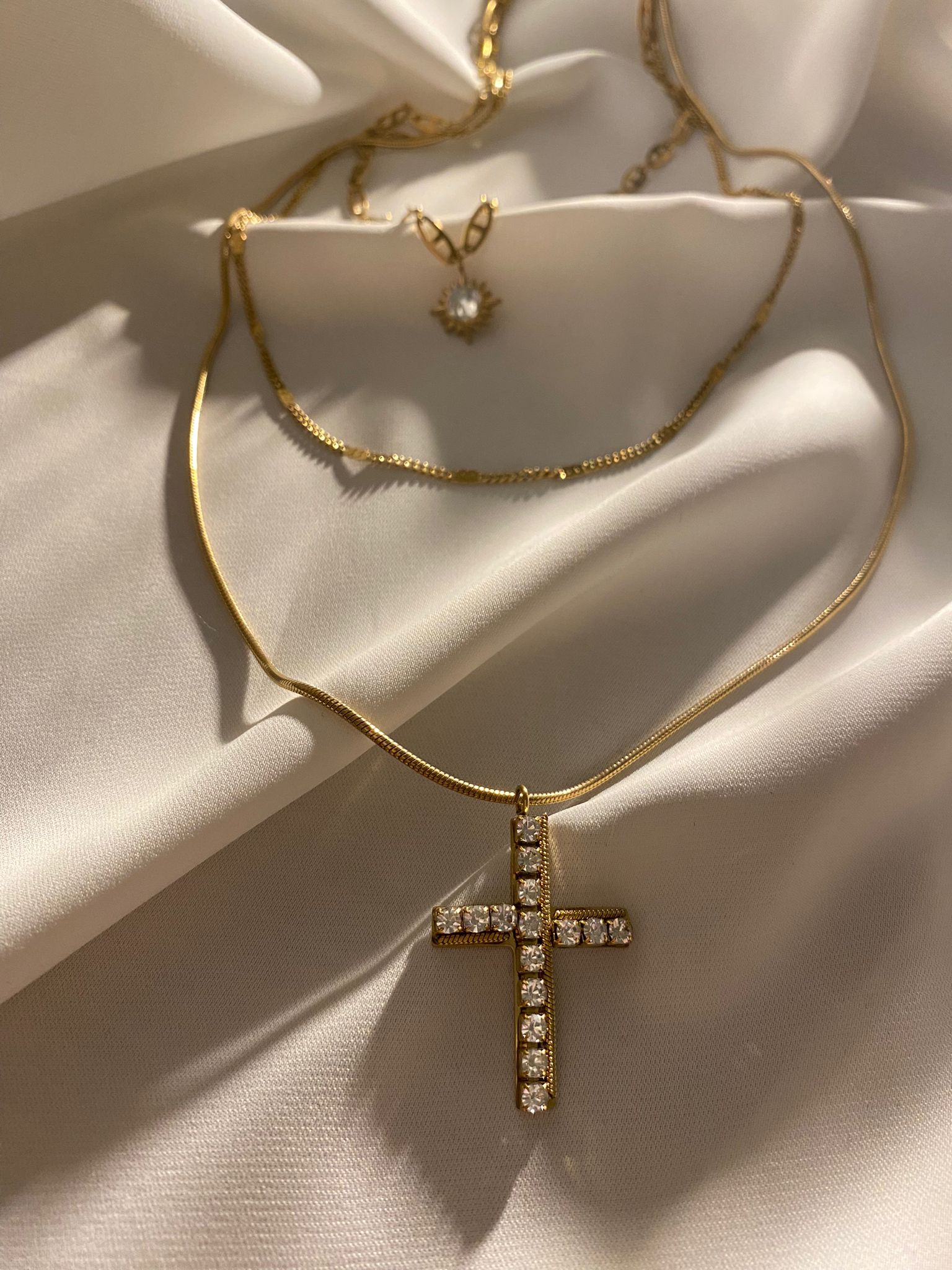 Colar Dourado com pingente de cruz