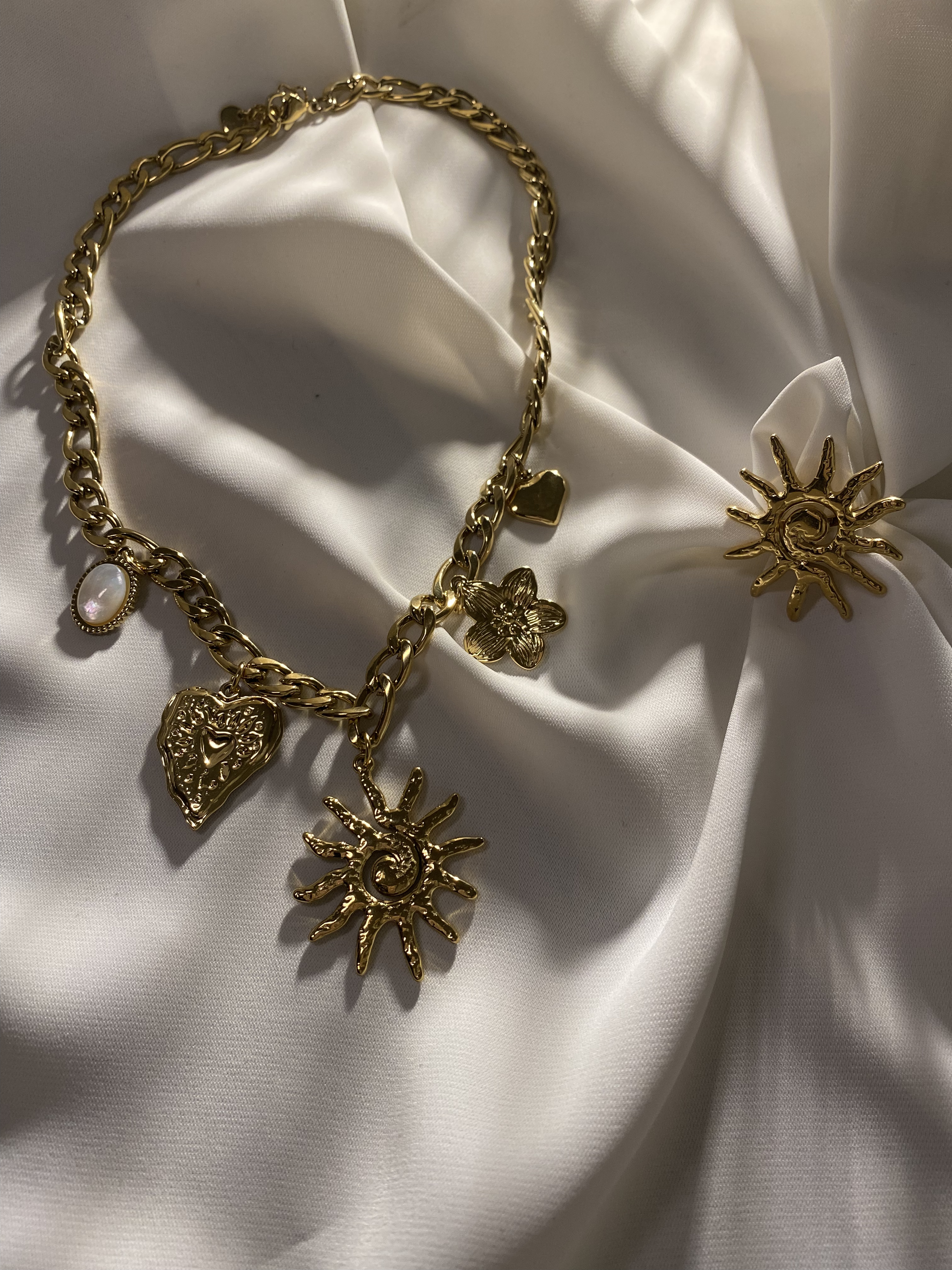 Colar dourado com pingentes