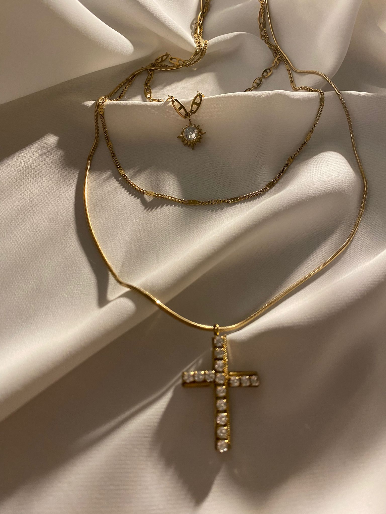 Colar Dourado com pingente de cruz